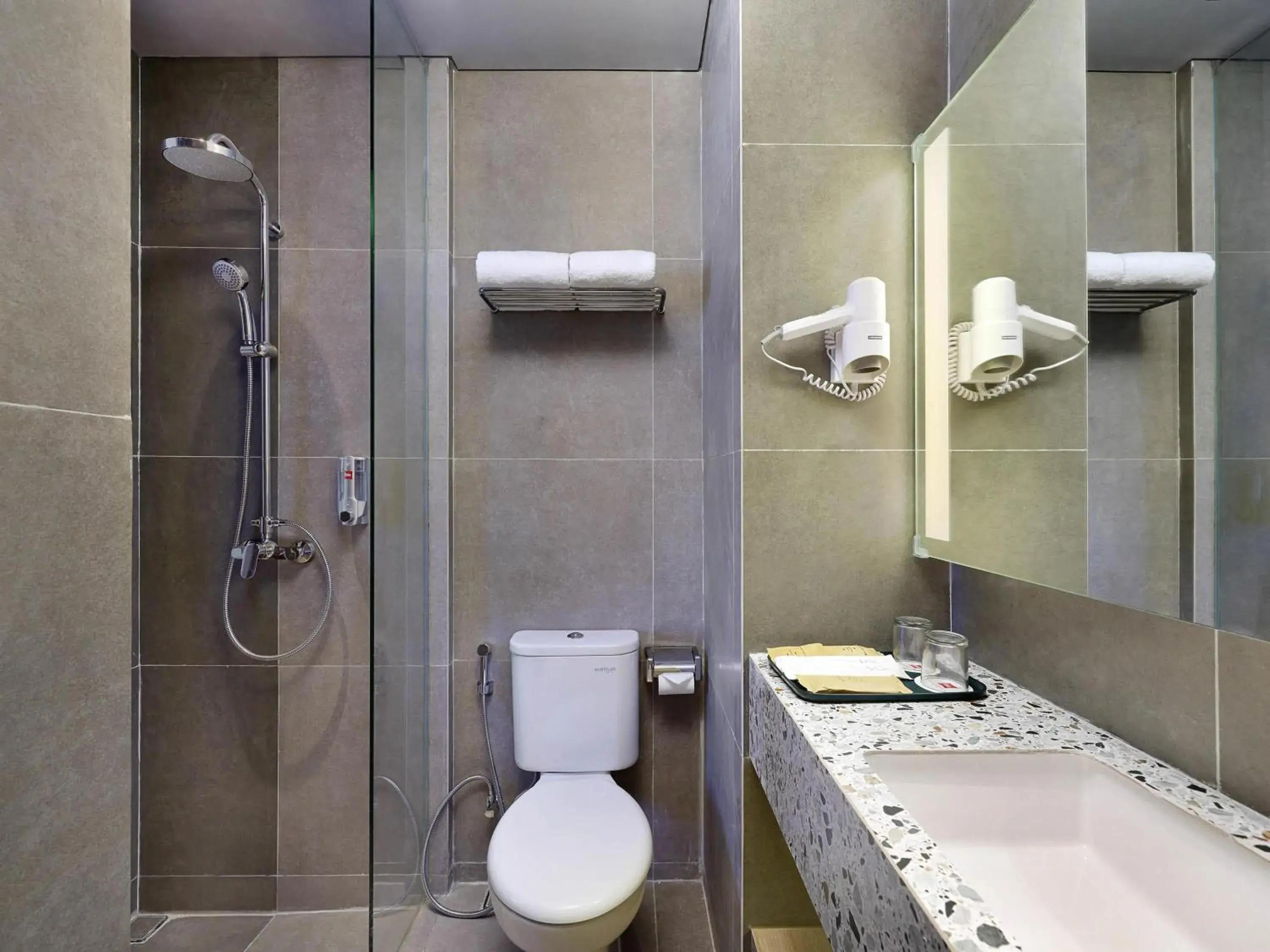 Deluxe Queen Room in ibis Yogyakarta International Airport Kulon Progo Deluxe Queen Room in ibis Yogyakarta International Airport Kulon Progo