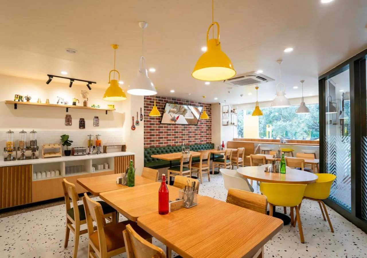 Restaurant/places to eat in Bloom Hotel - Sector 19