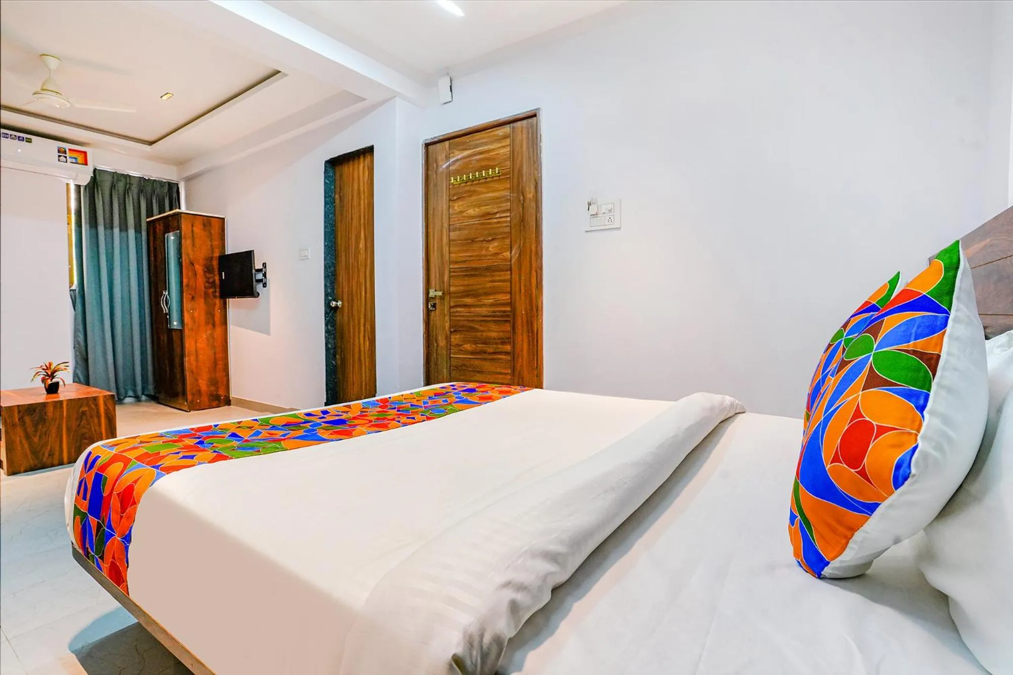 TV and multimedia, Bed in Via Crystal Inn - Nr Suvarndeep Chowk