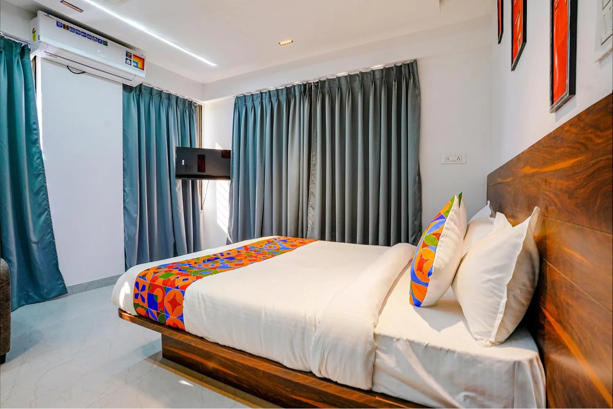 Communal lounge/ TV room, Bed in Via Crystal Inn - Nr Suvarndeep Chowk