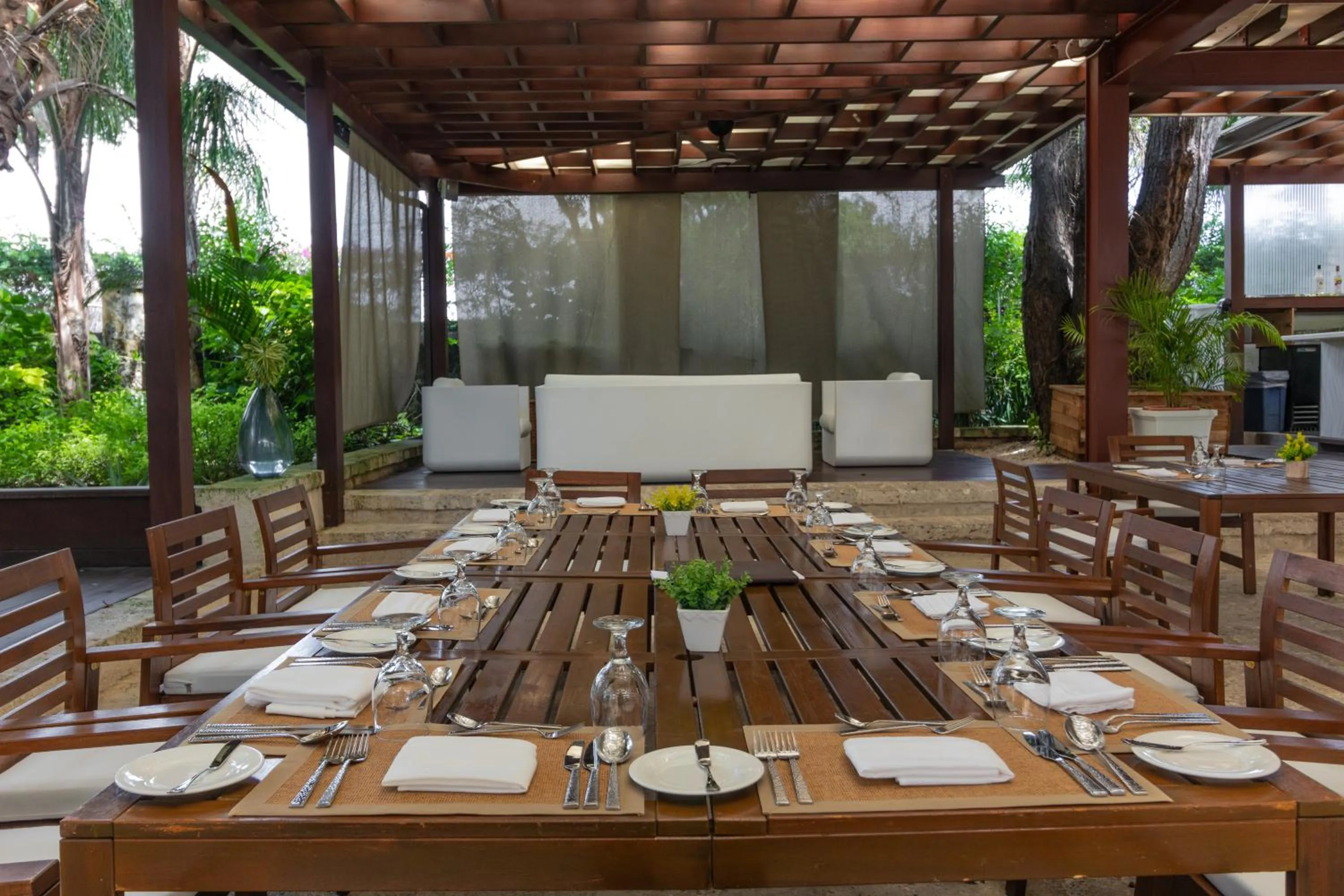 Restaurant/places to eat in Sweetfield Manor