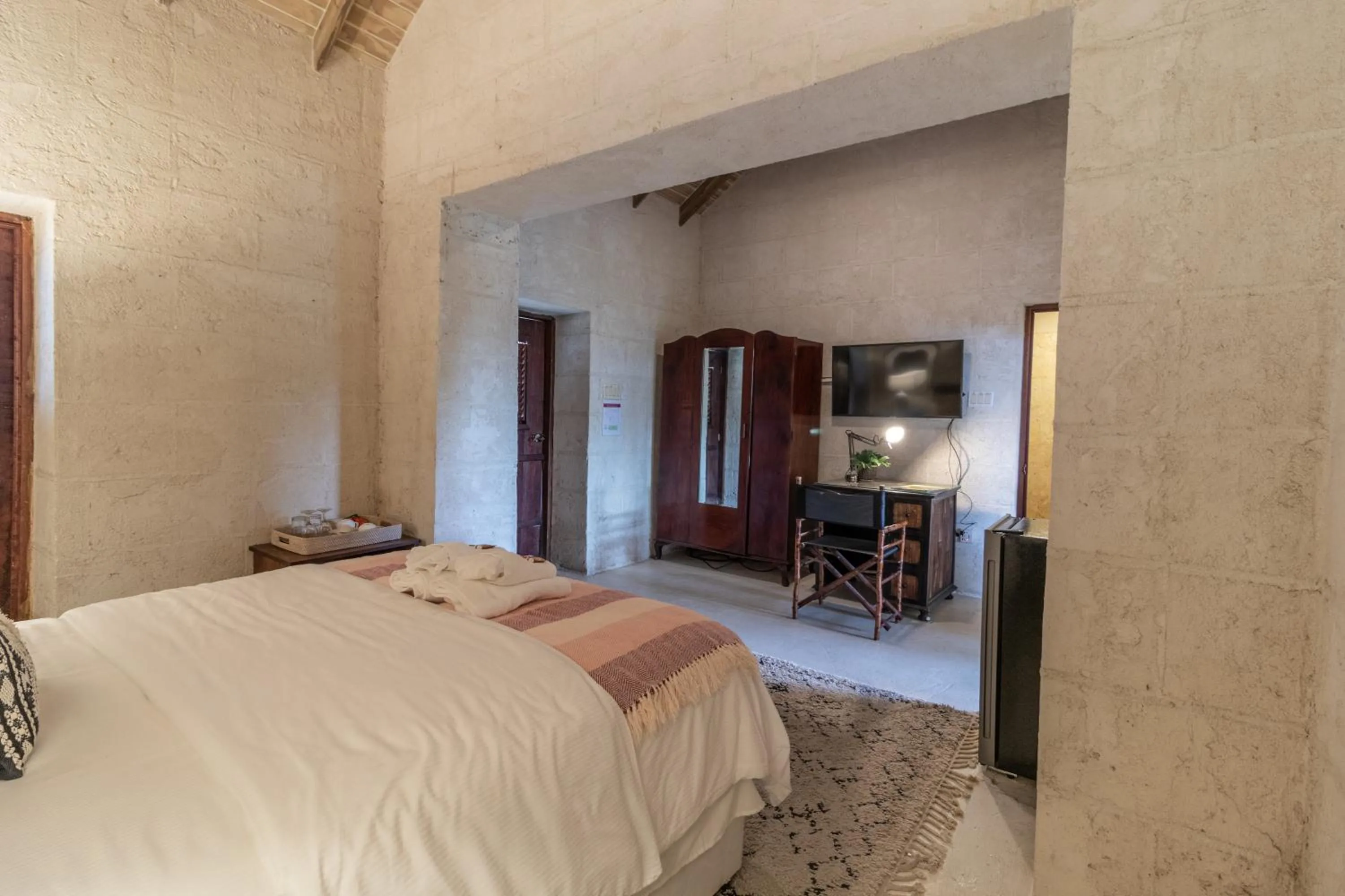 Bedroom, Bed in Sweetfield Manor