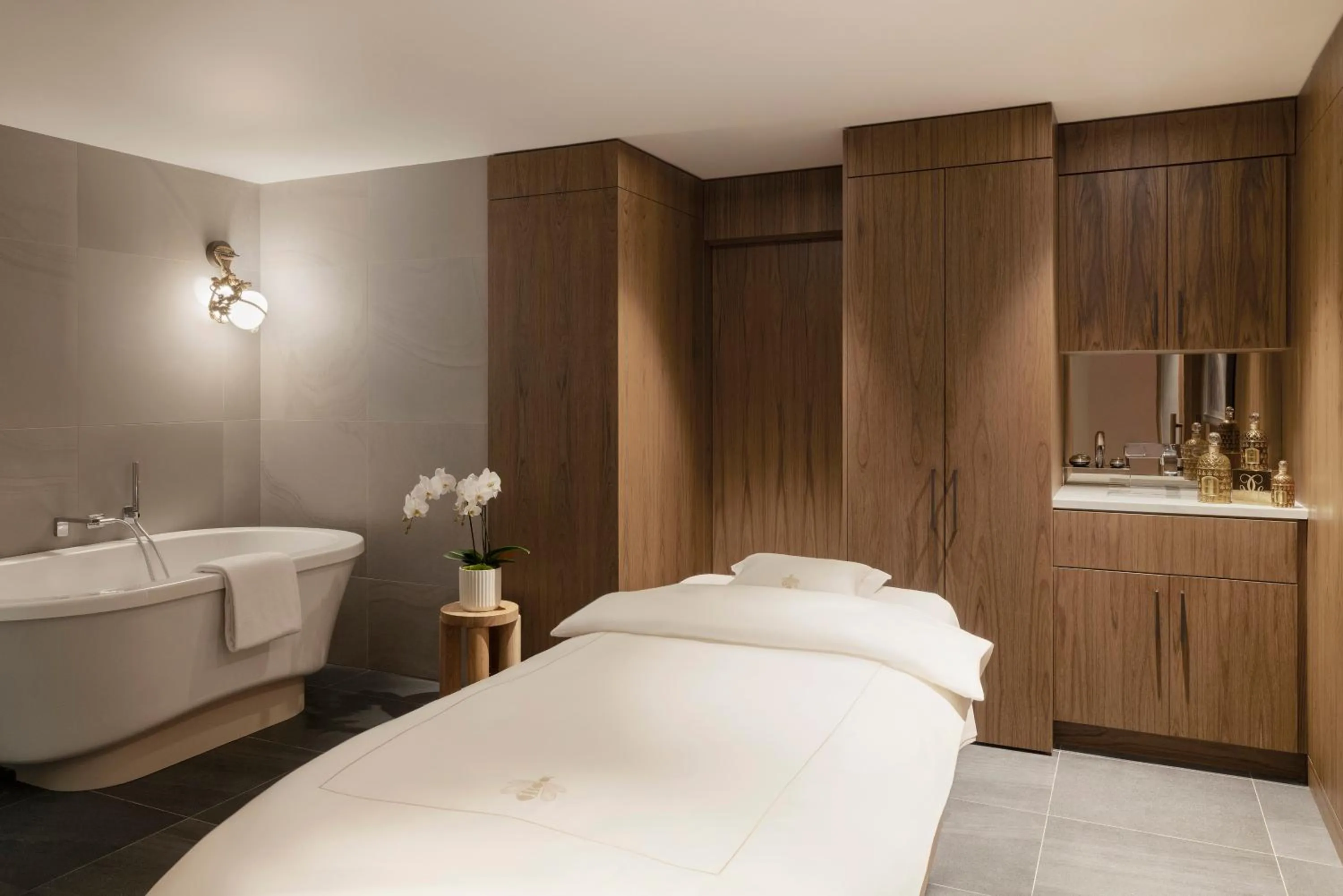 Spa and wellness centre/facilities, Bed in Raffles Boston