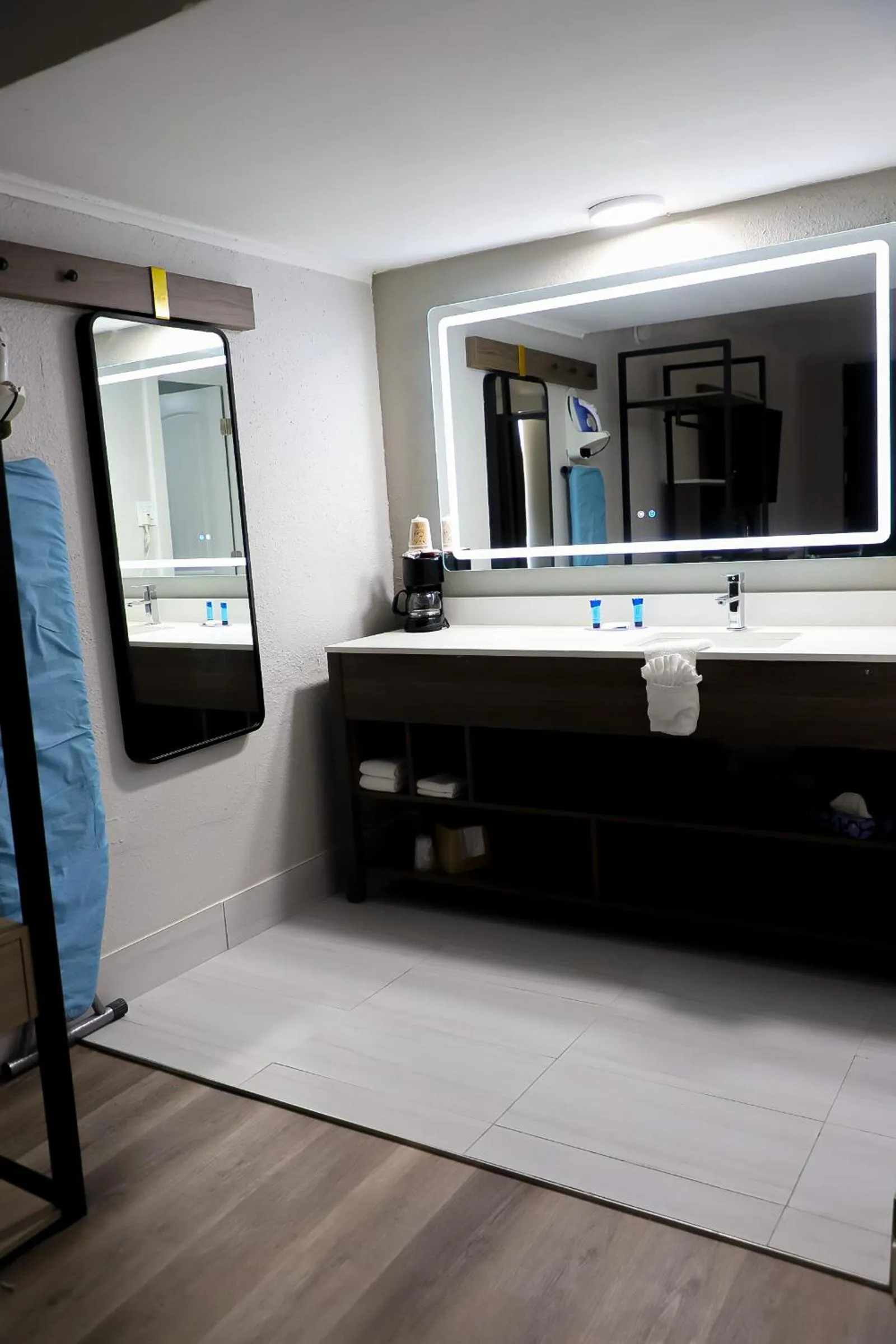 Bathroom in Airport Inn