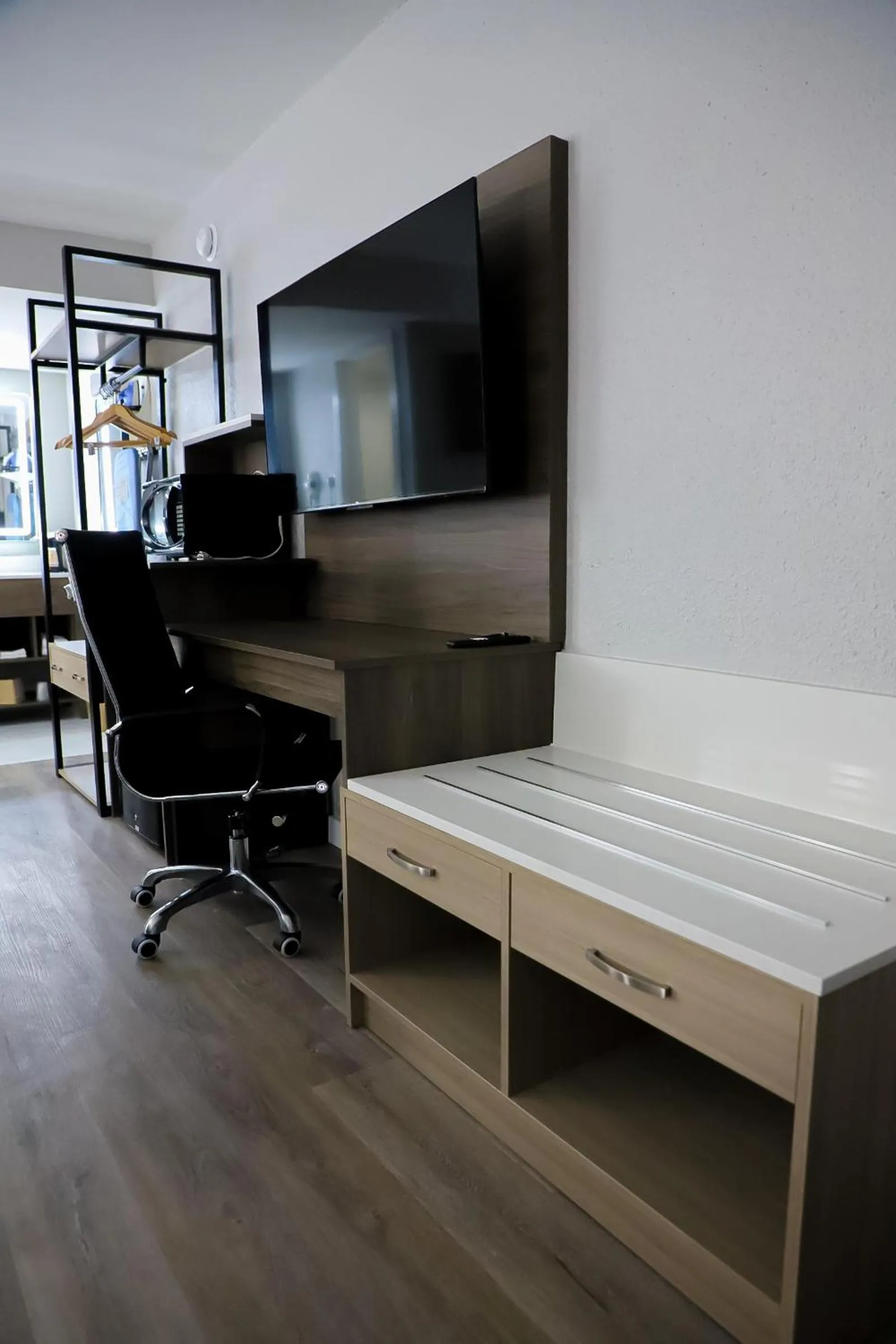 TV and multimedia, Bed in Airport Inn