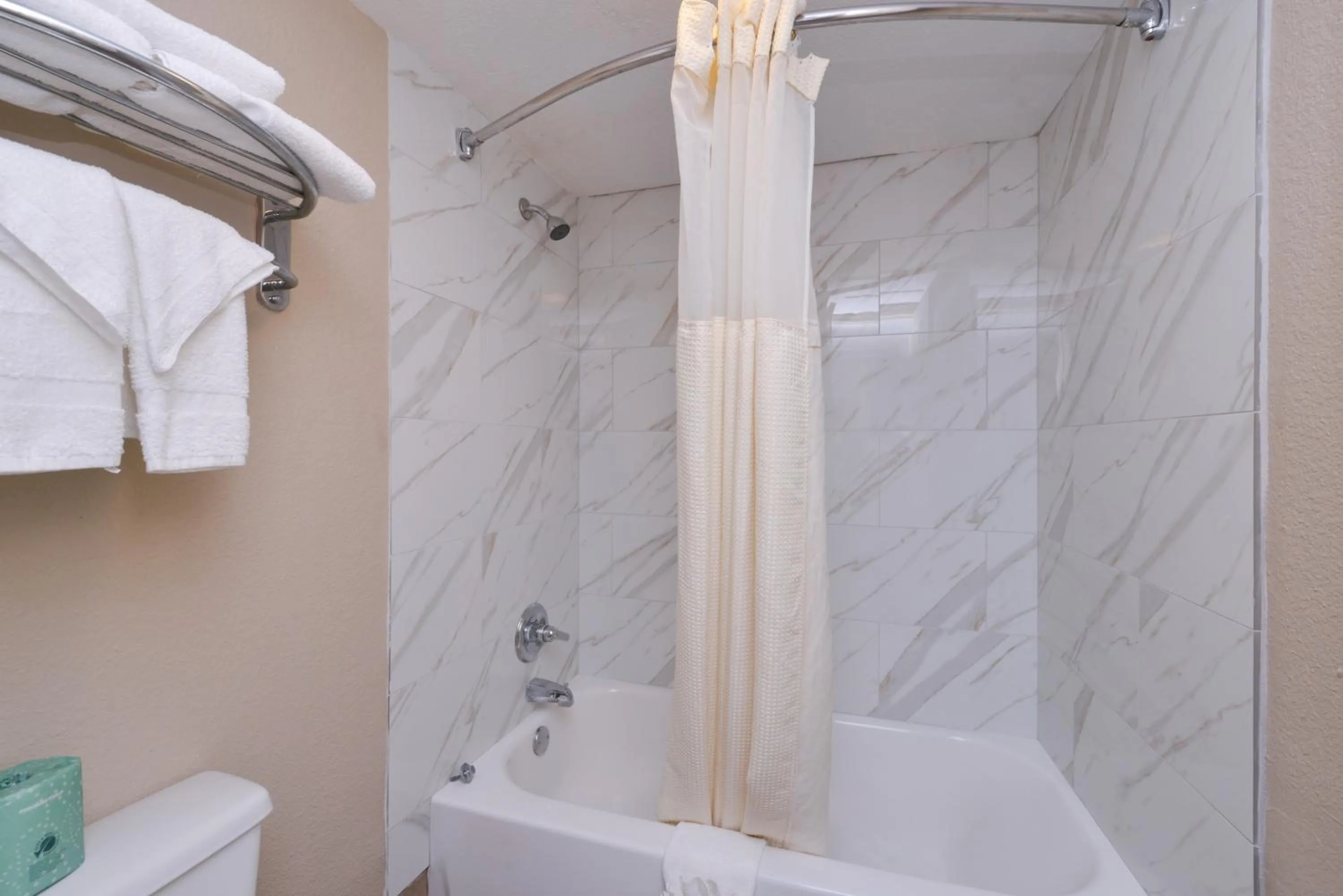 Shower in Airport Inn