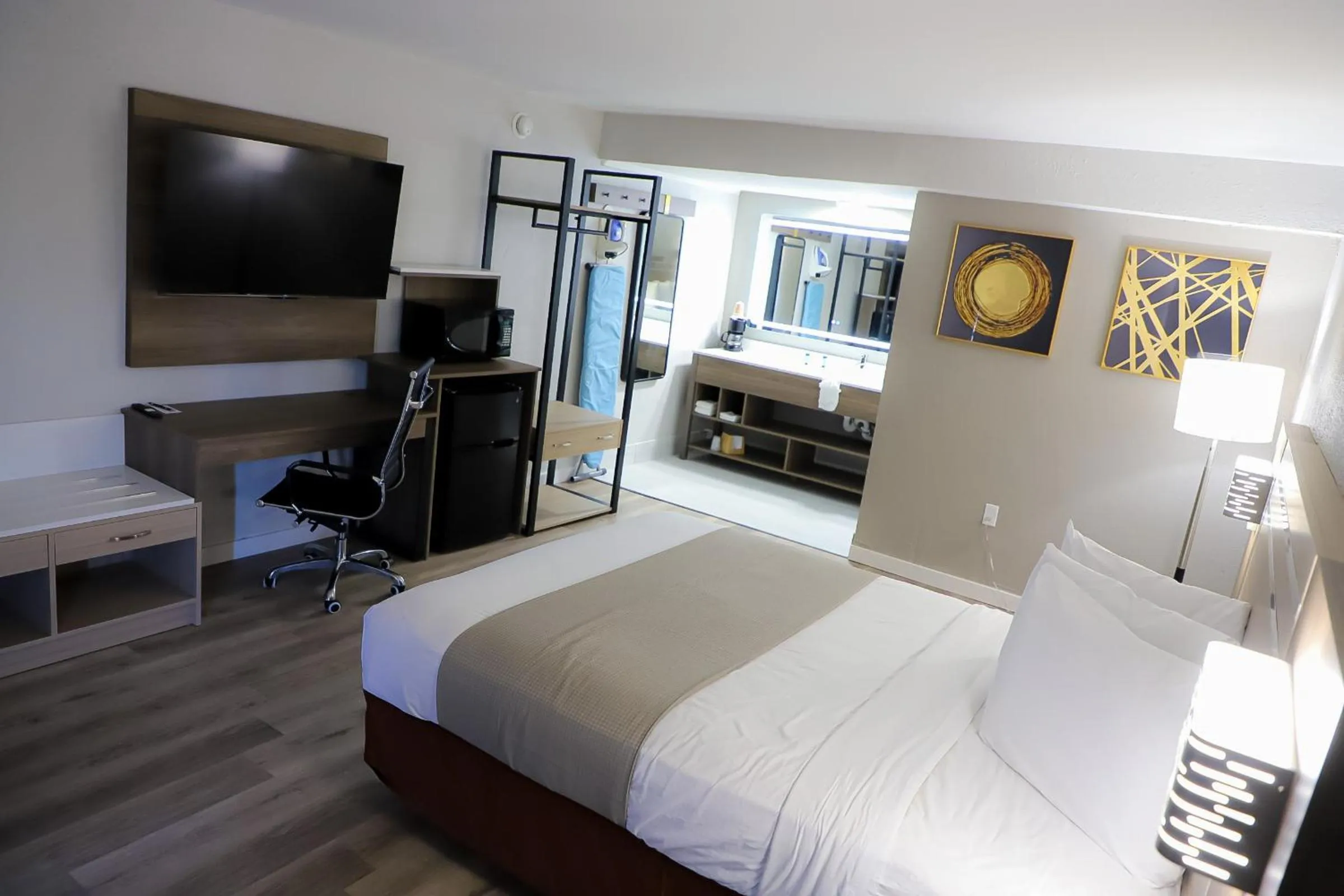 TV and multimedia, Bed in Airport Inn