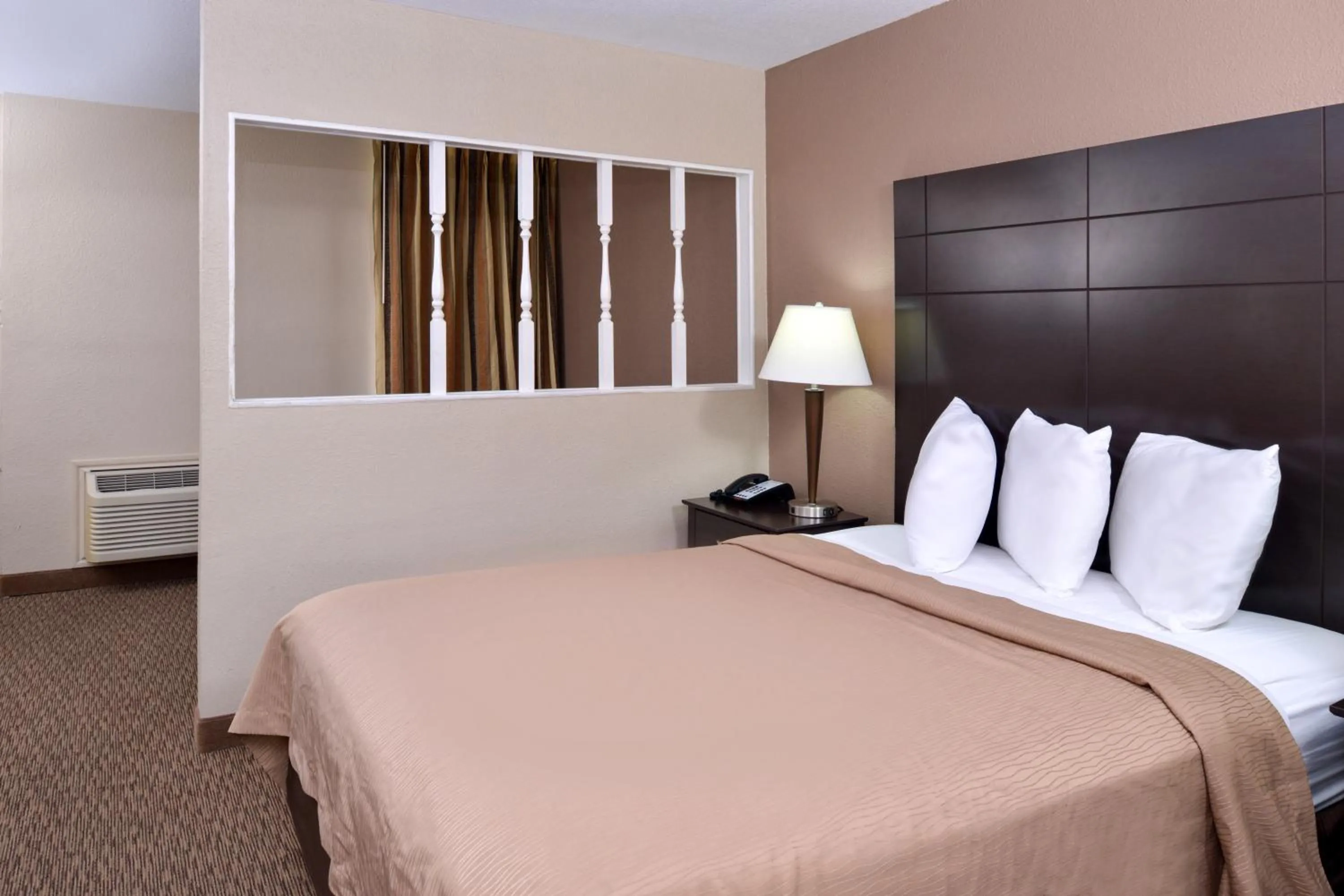 Bedroom, Bed in Airport Inn