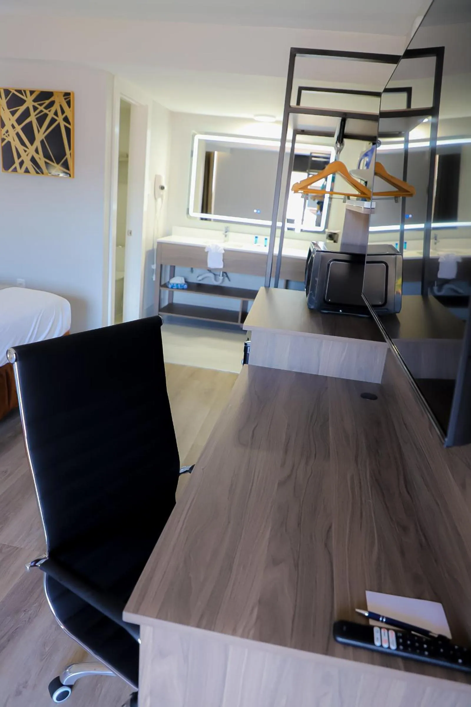 Communal lounge/ TV room, Bed in Airport Inn