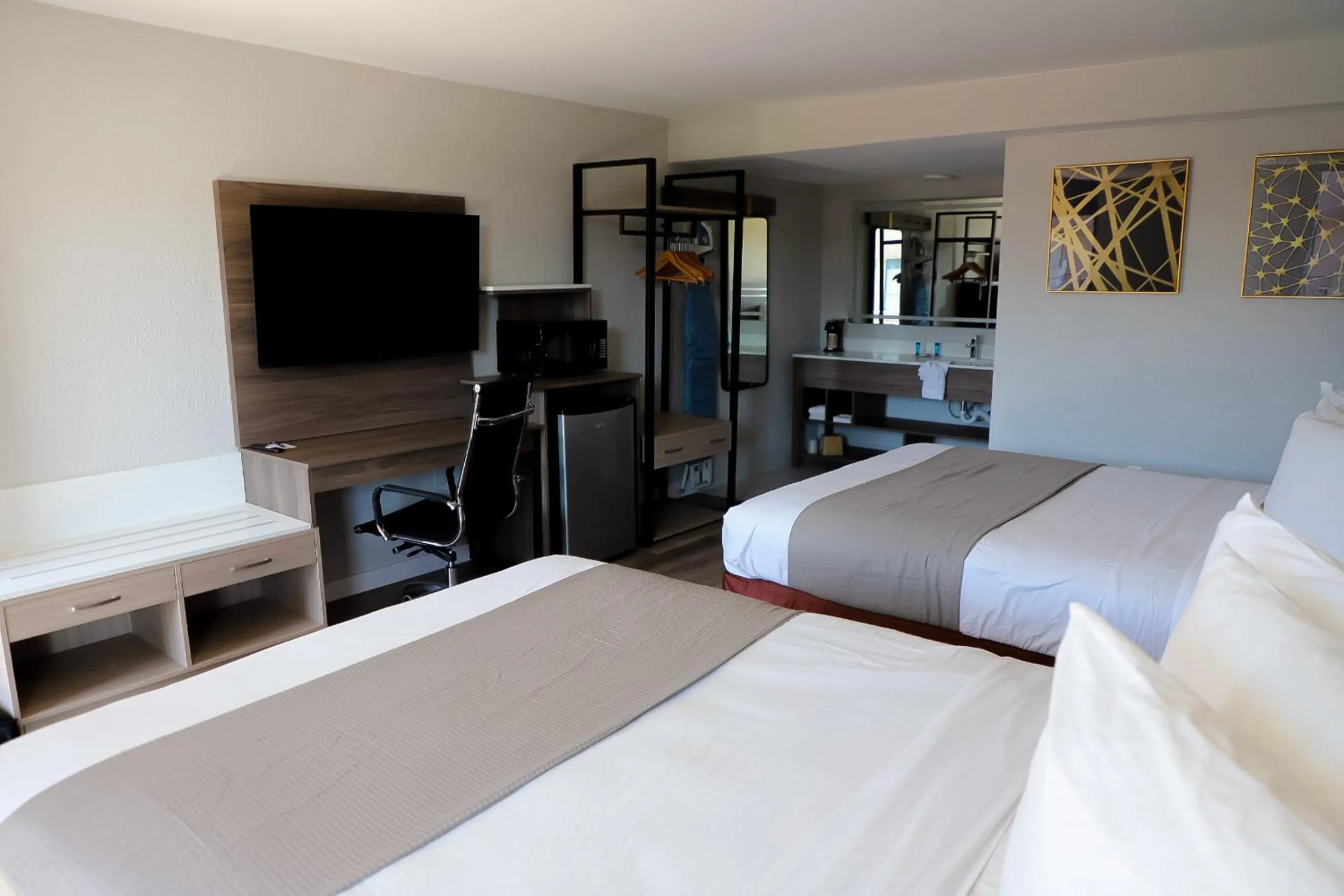 Communal lounge/ TV room, Bed in Airport Inn