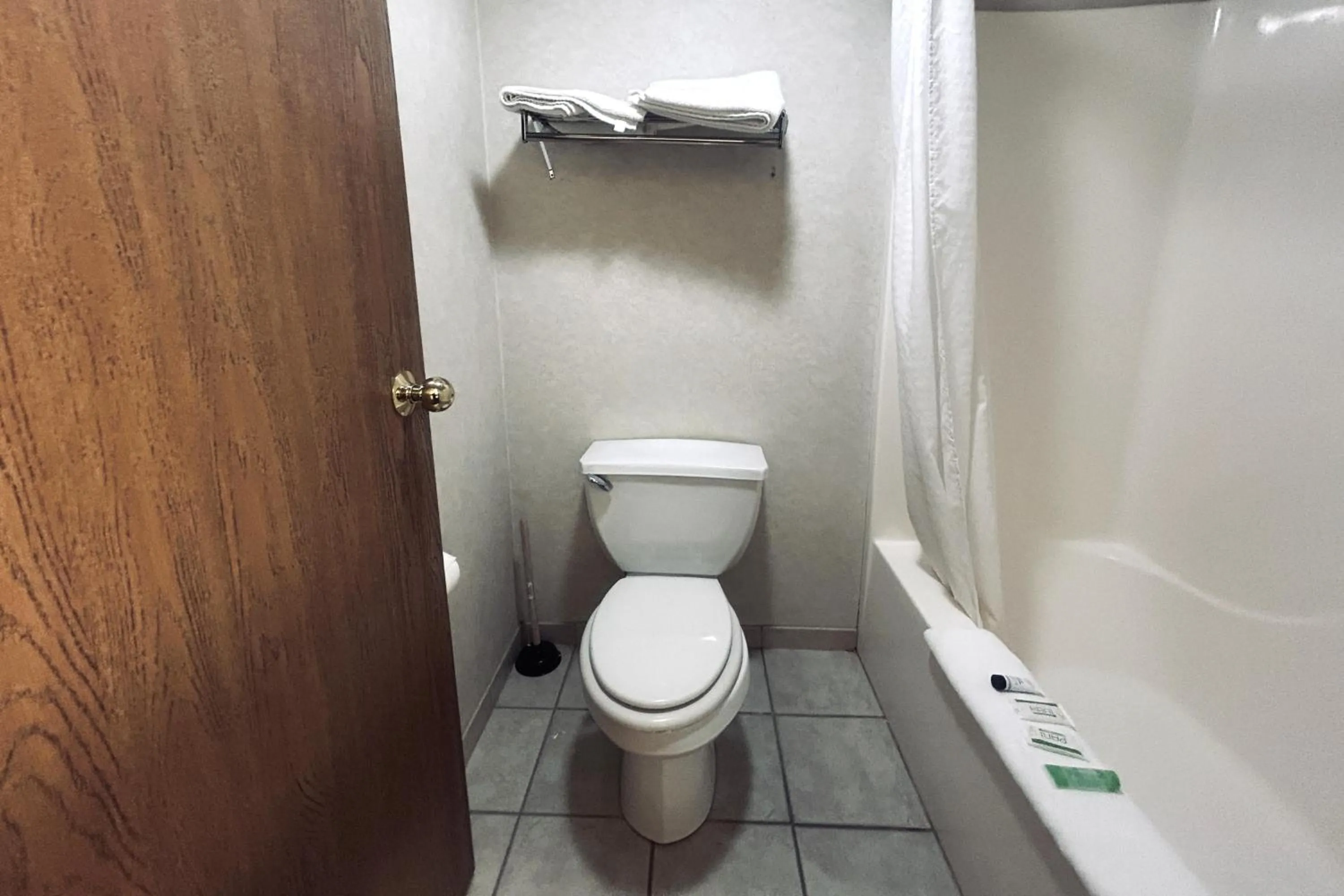 Bathroom in Osage Village Inn Near Lake Ozarks US 54