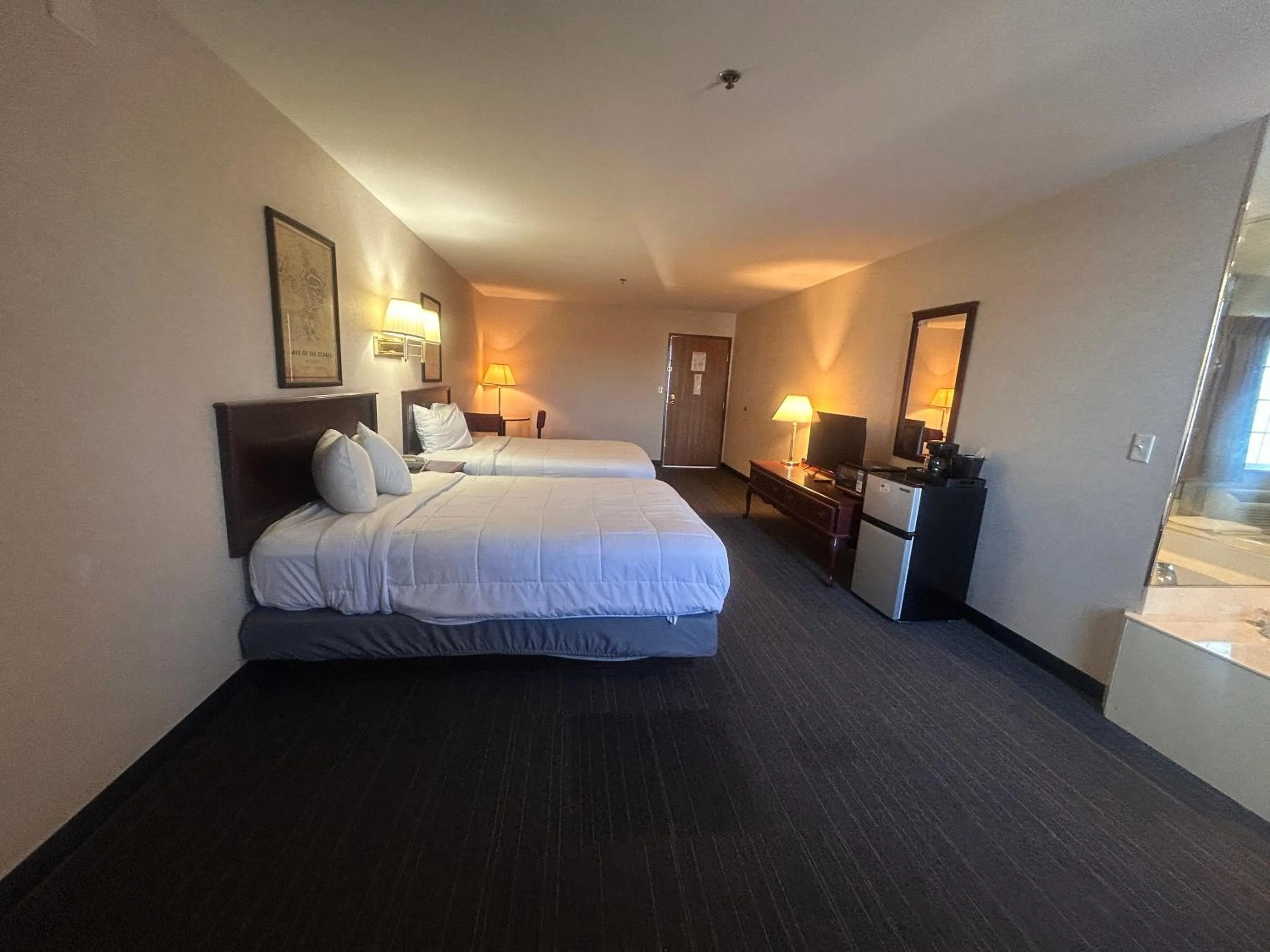 Bedroom in Osage Village Inn Near Lake Ozarks US 54