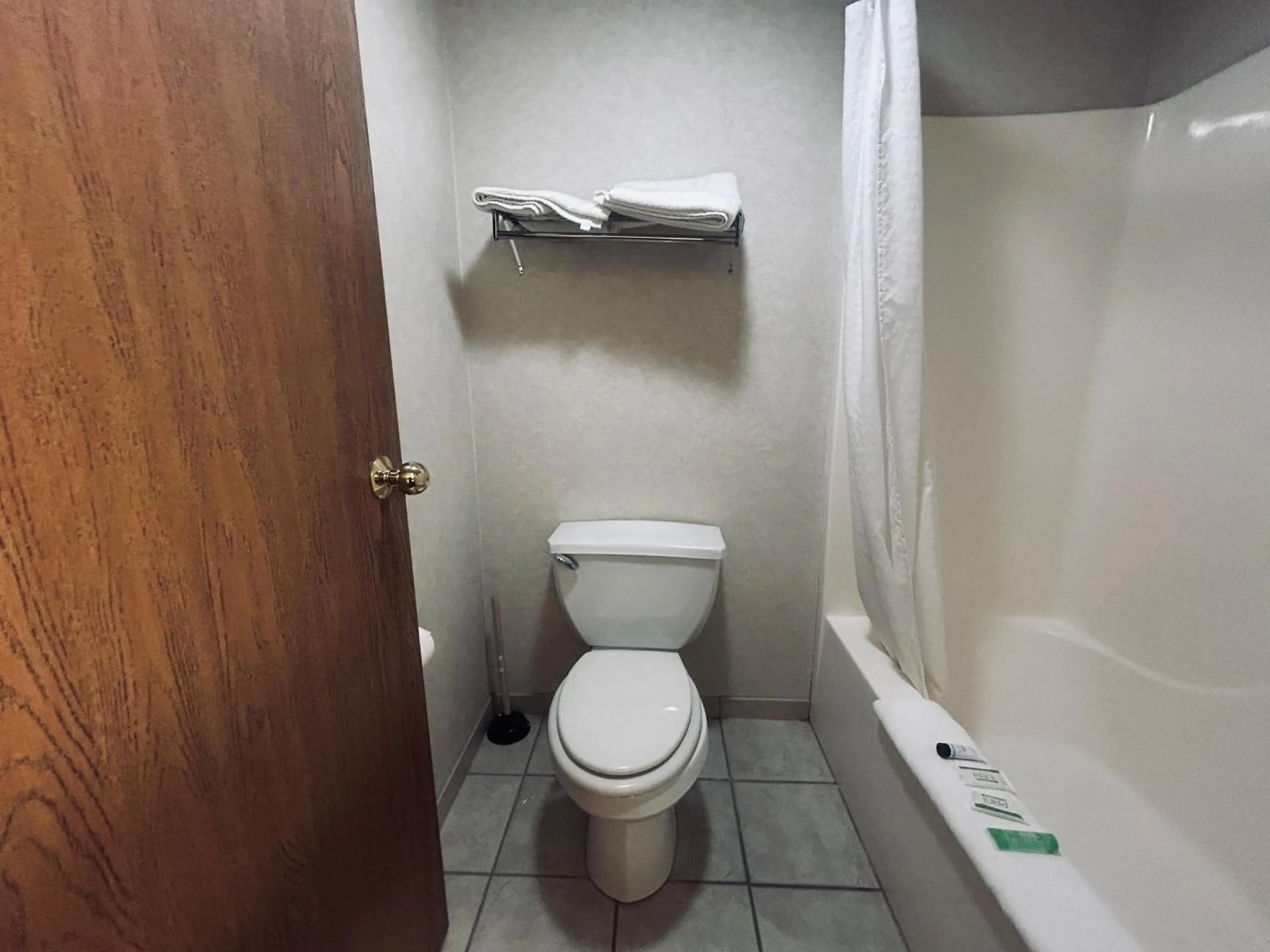 Bathroom in Osage Village Inn Near Lake Ozarks US 54