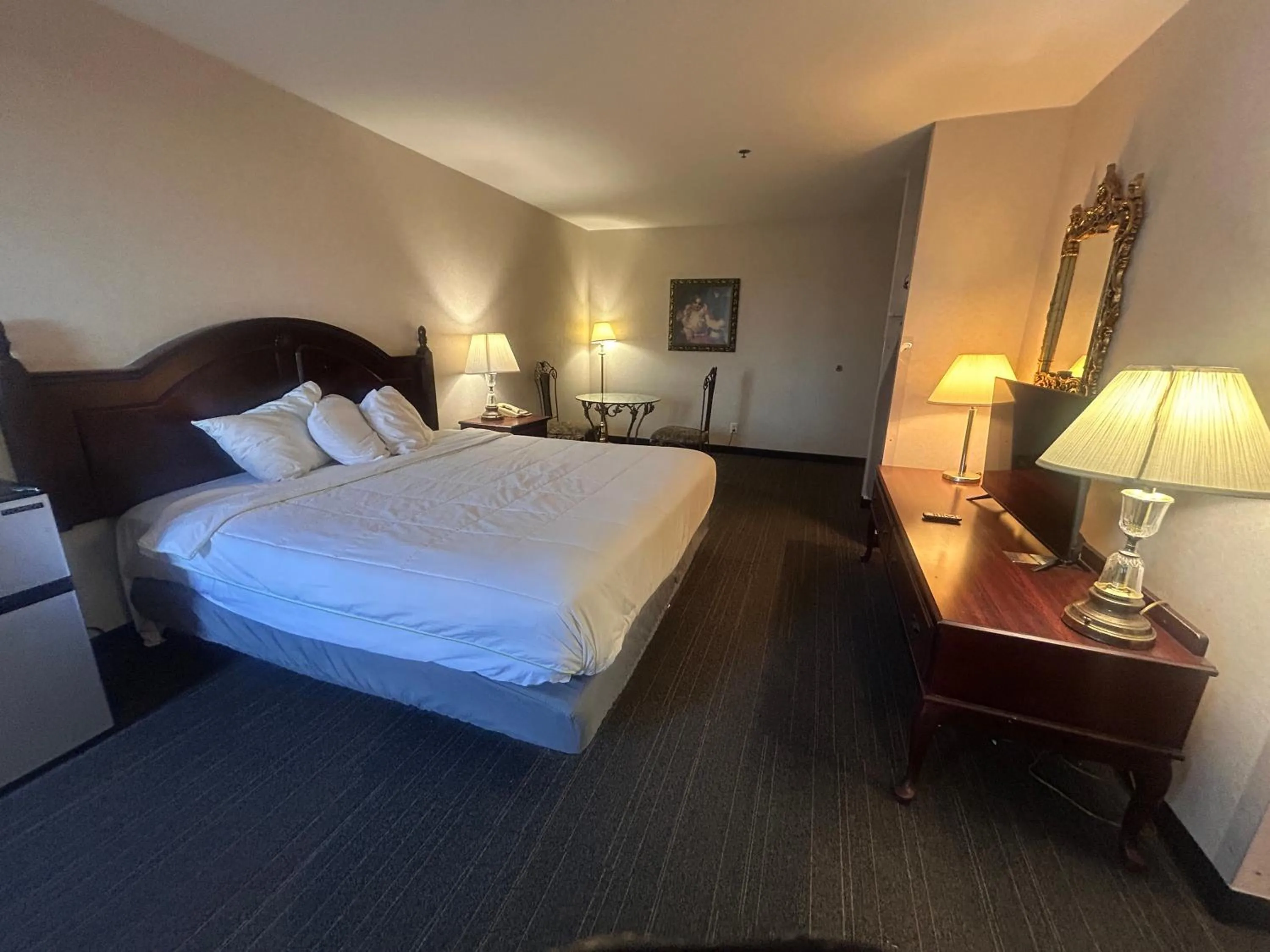 Bedroom in Osage Village Inn Near Lake Ozarks US 54