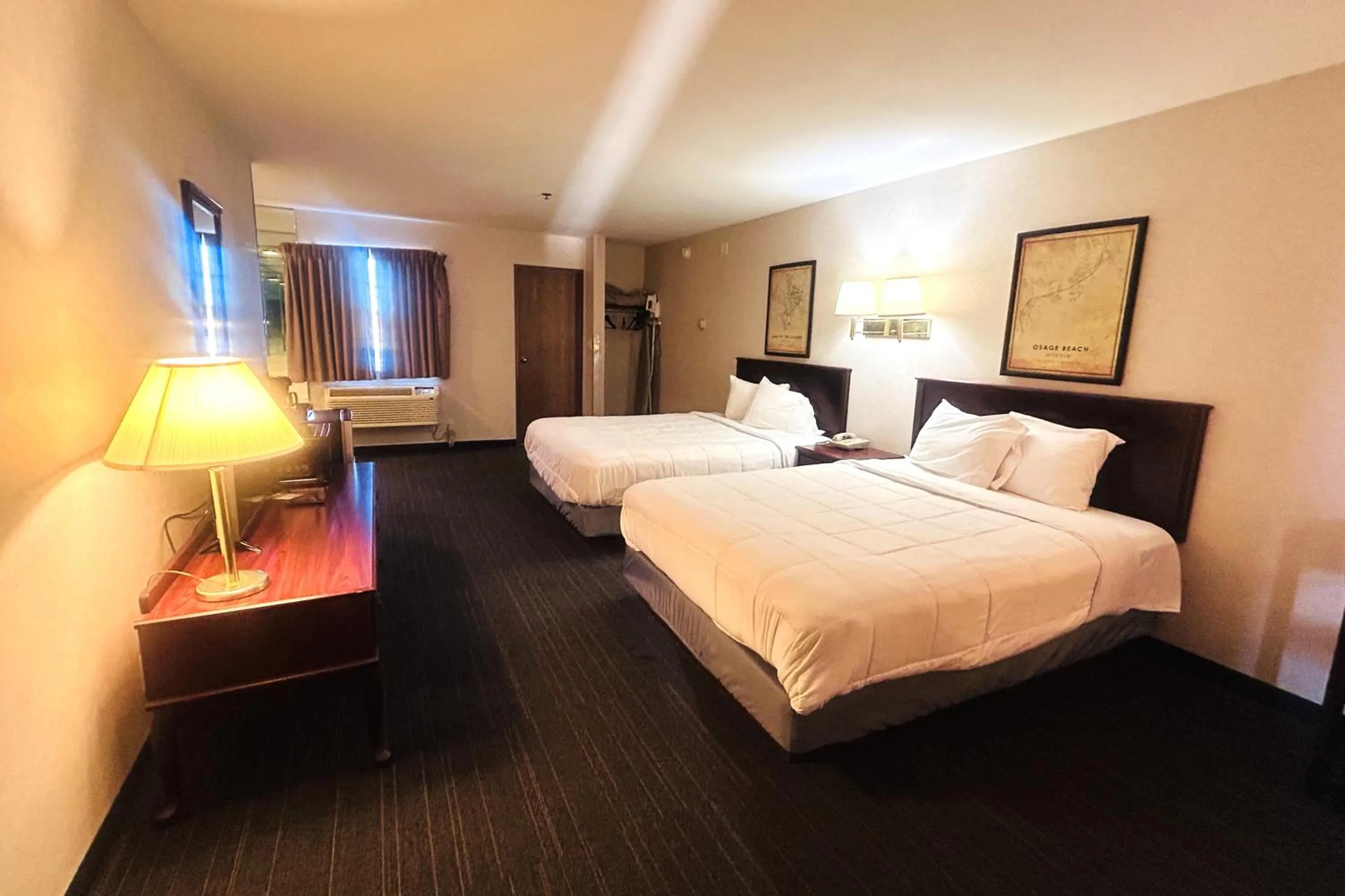 Bedroom, Bed in Osage Village Inn Near Lake Ozarks US 54