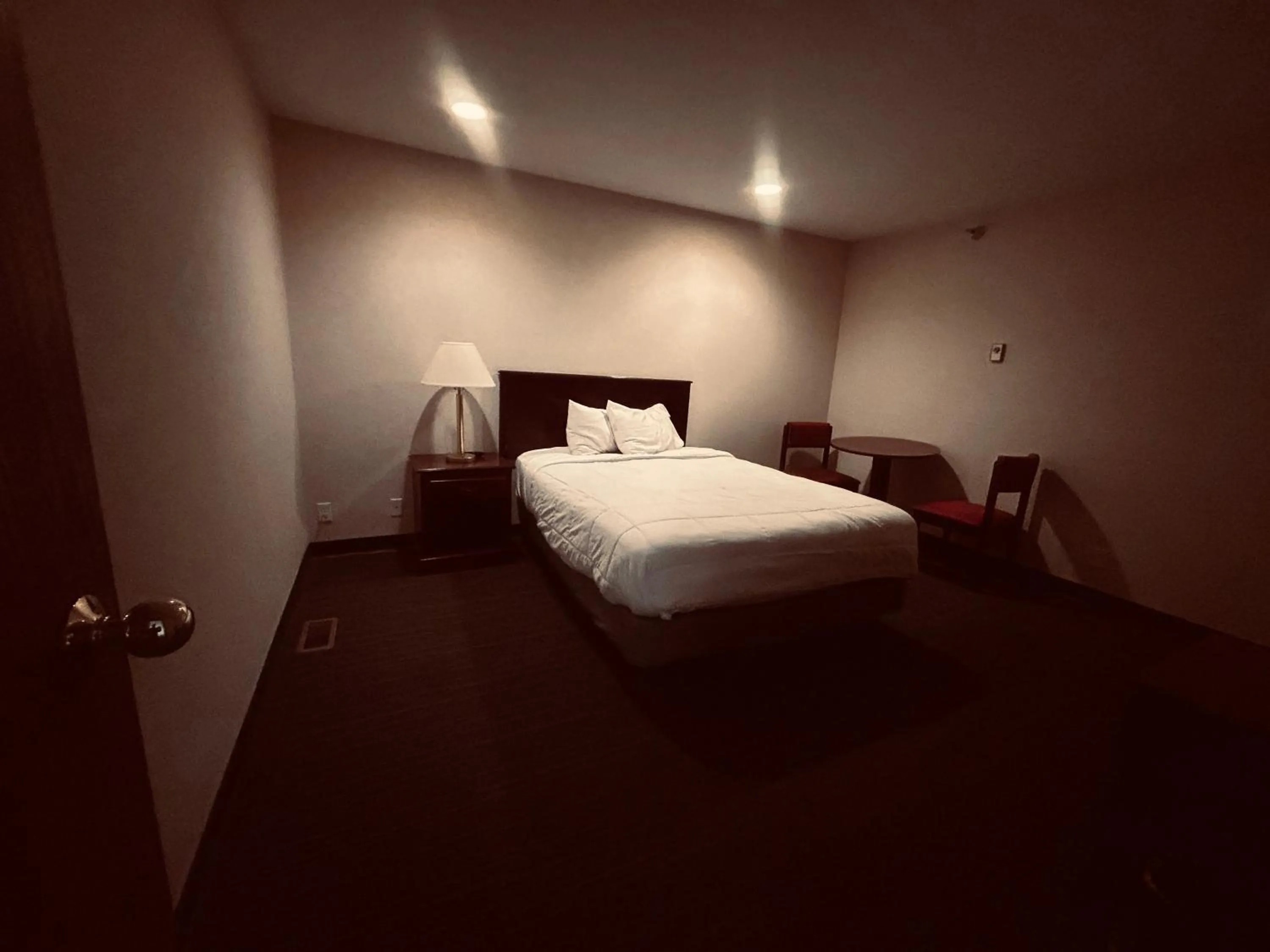 Bedroom in Osage Village Inn Near Lake Ozarks US 54