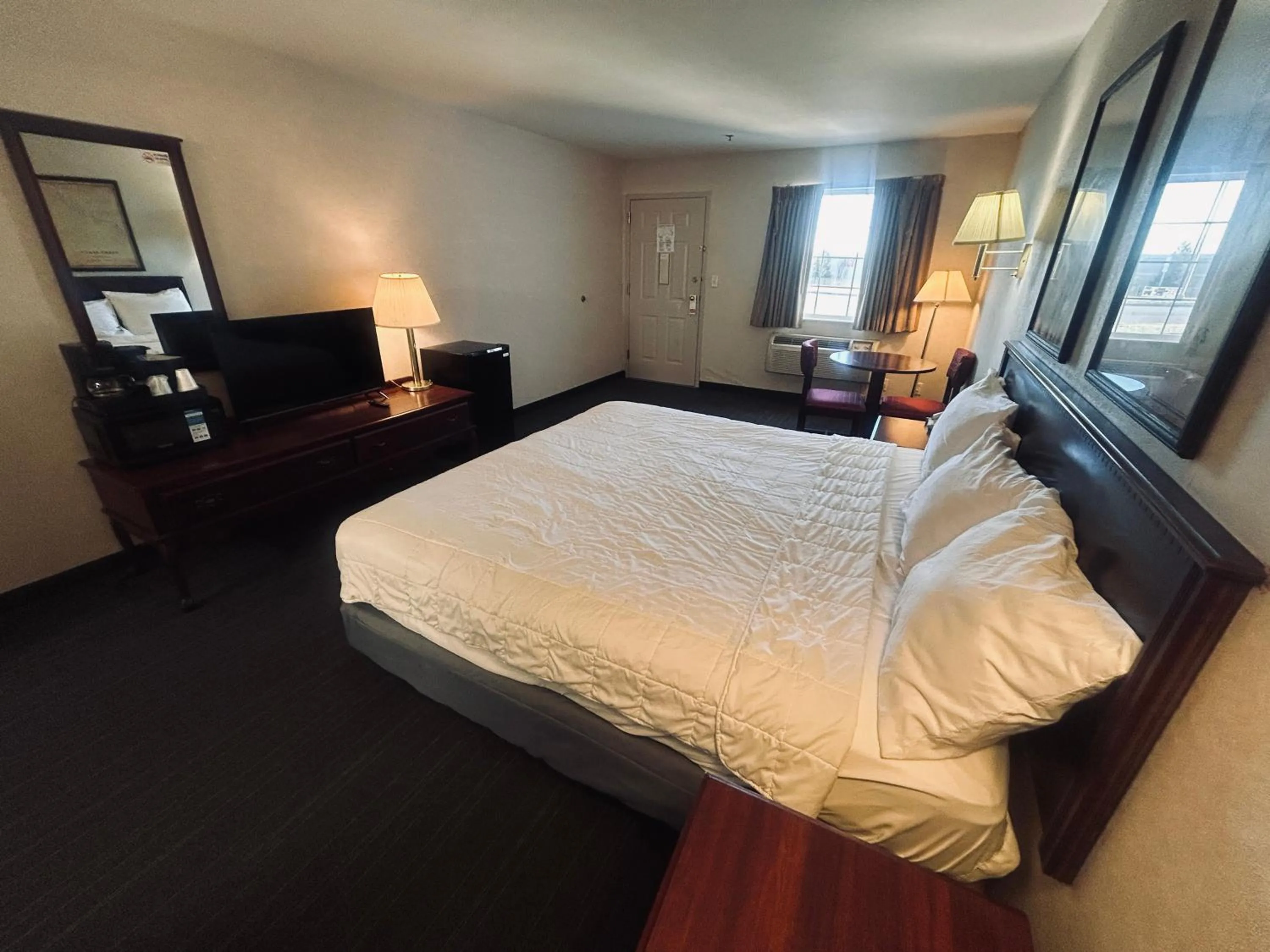 Bedroom in Osage Village Inn Near Lake Ozarks US 54