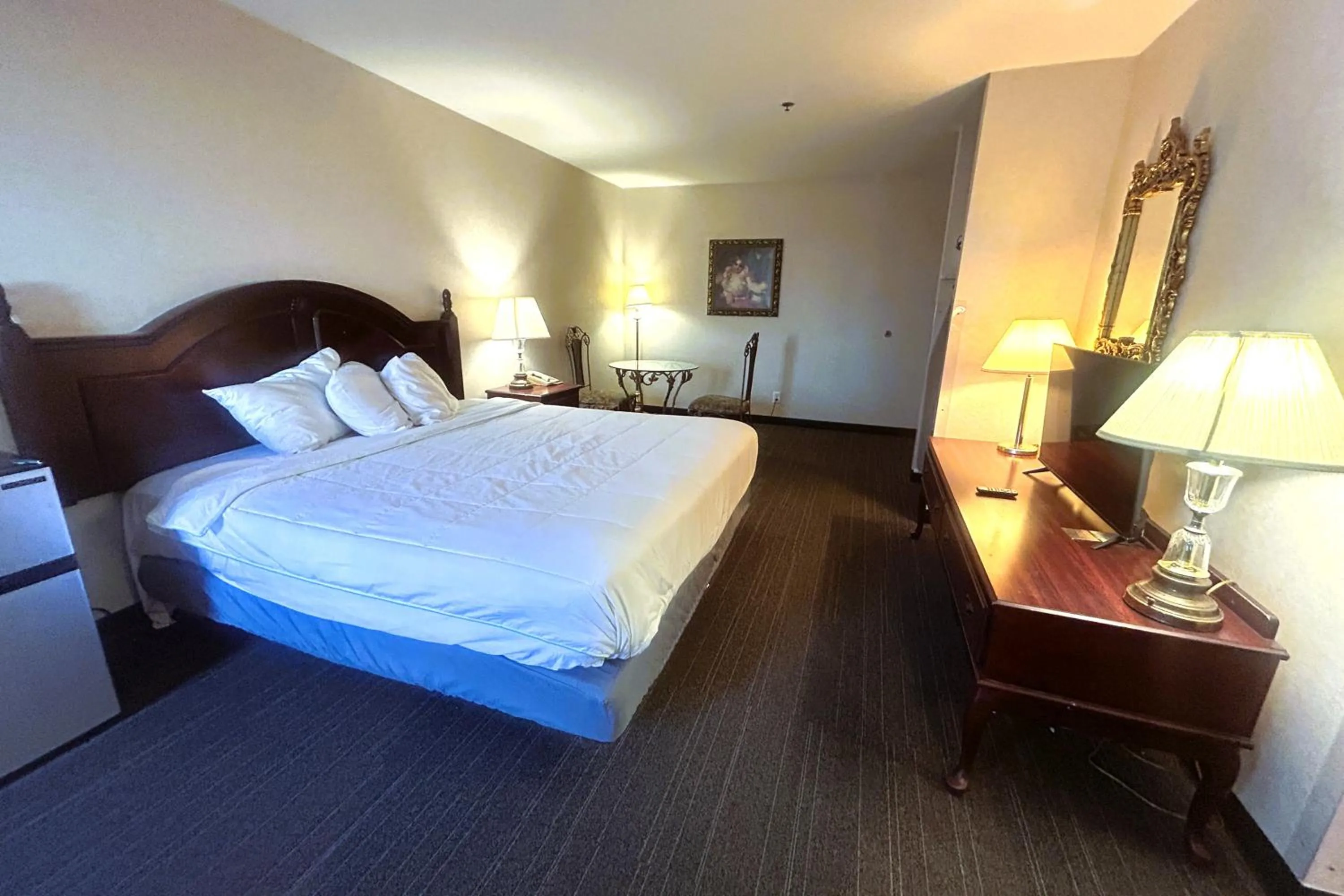 Bedroom, Bed in Osage Village Inn Near Lake Ozarks US 54