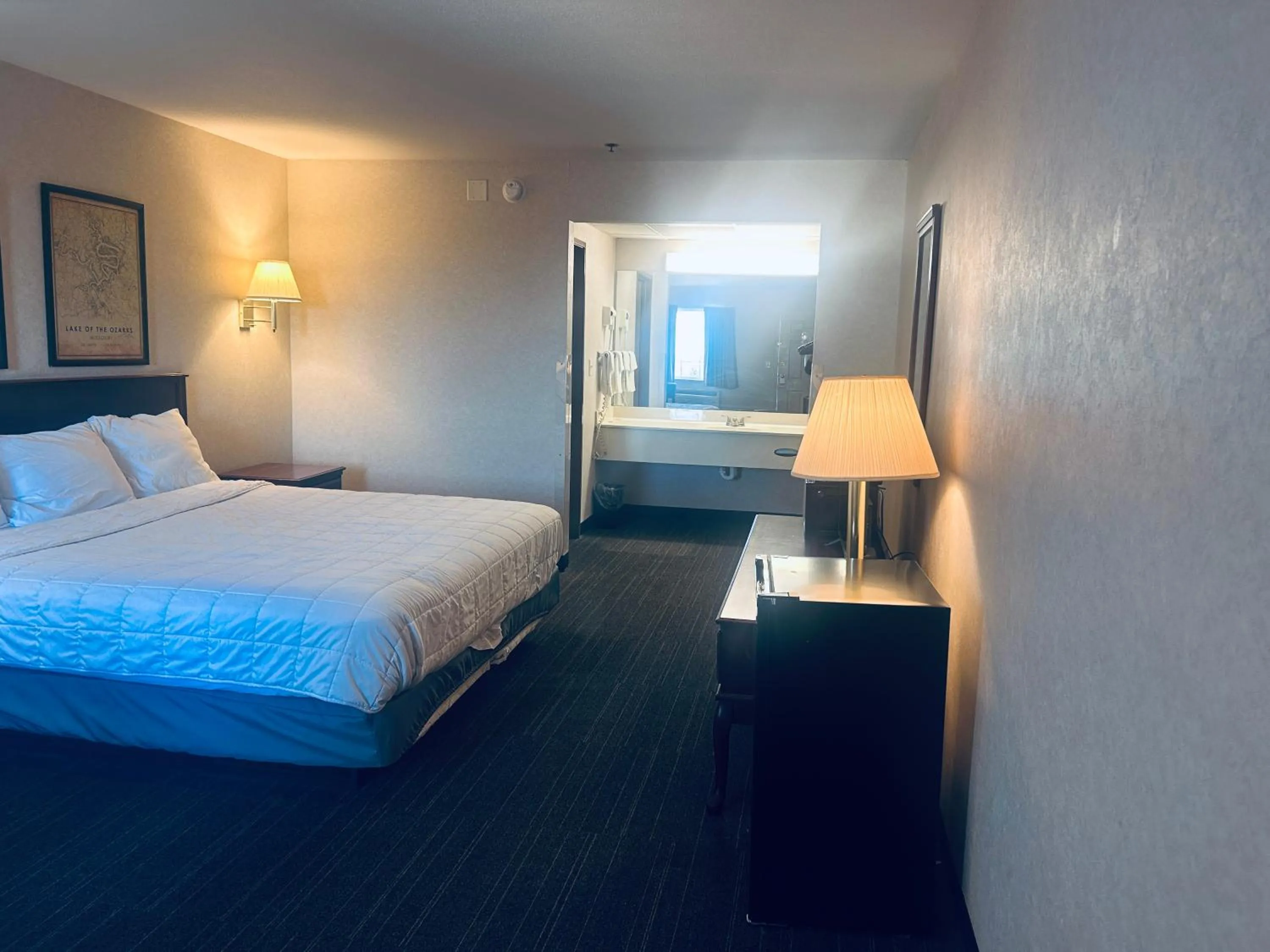 Bedroom in Osage Village Inn Near Lake Ozarks US 54