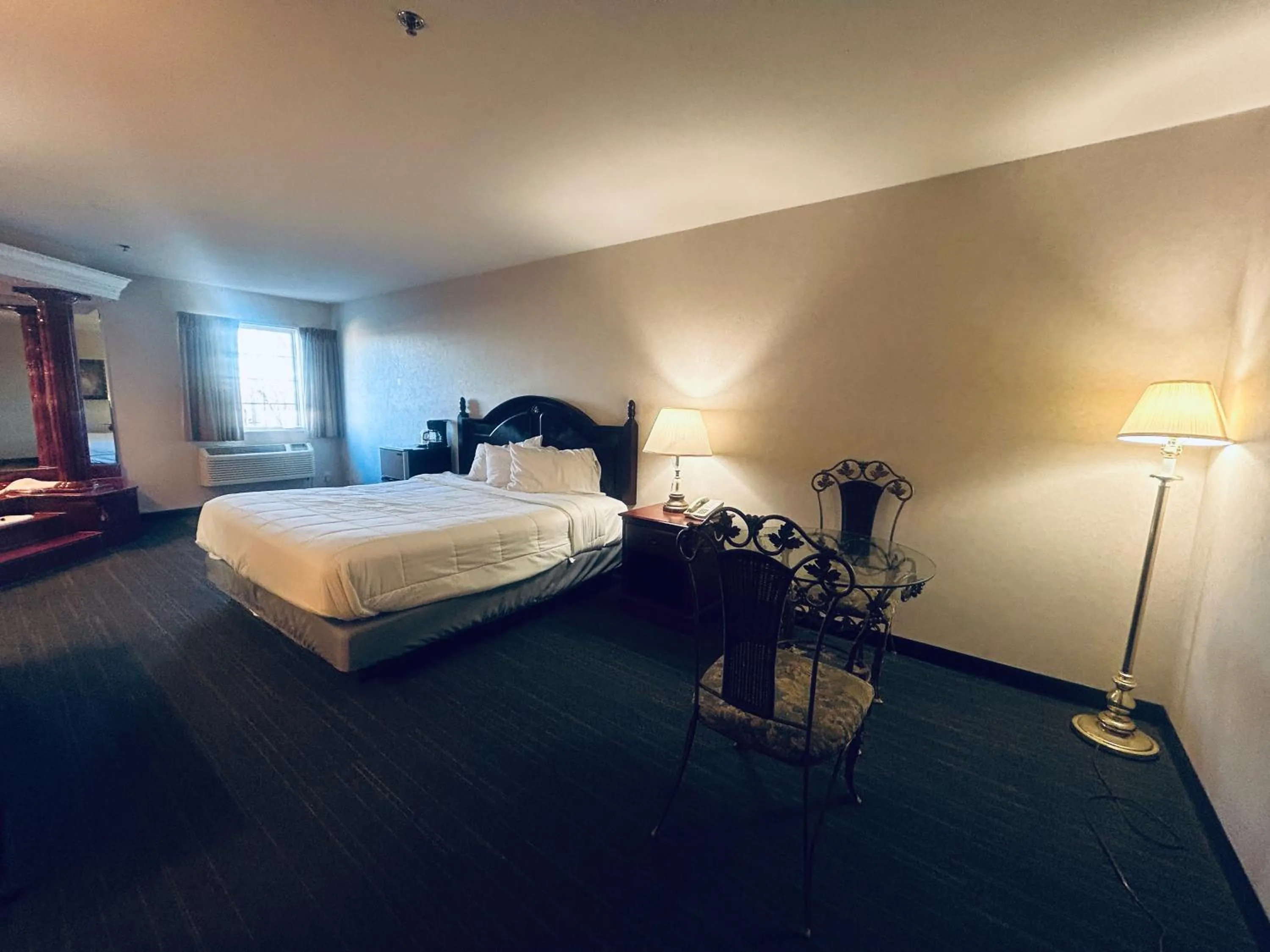 Bedroom in Osage Village Inn Near Lake Ozarks US 54