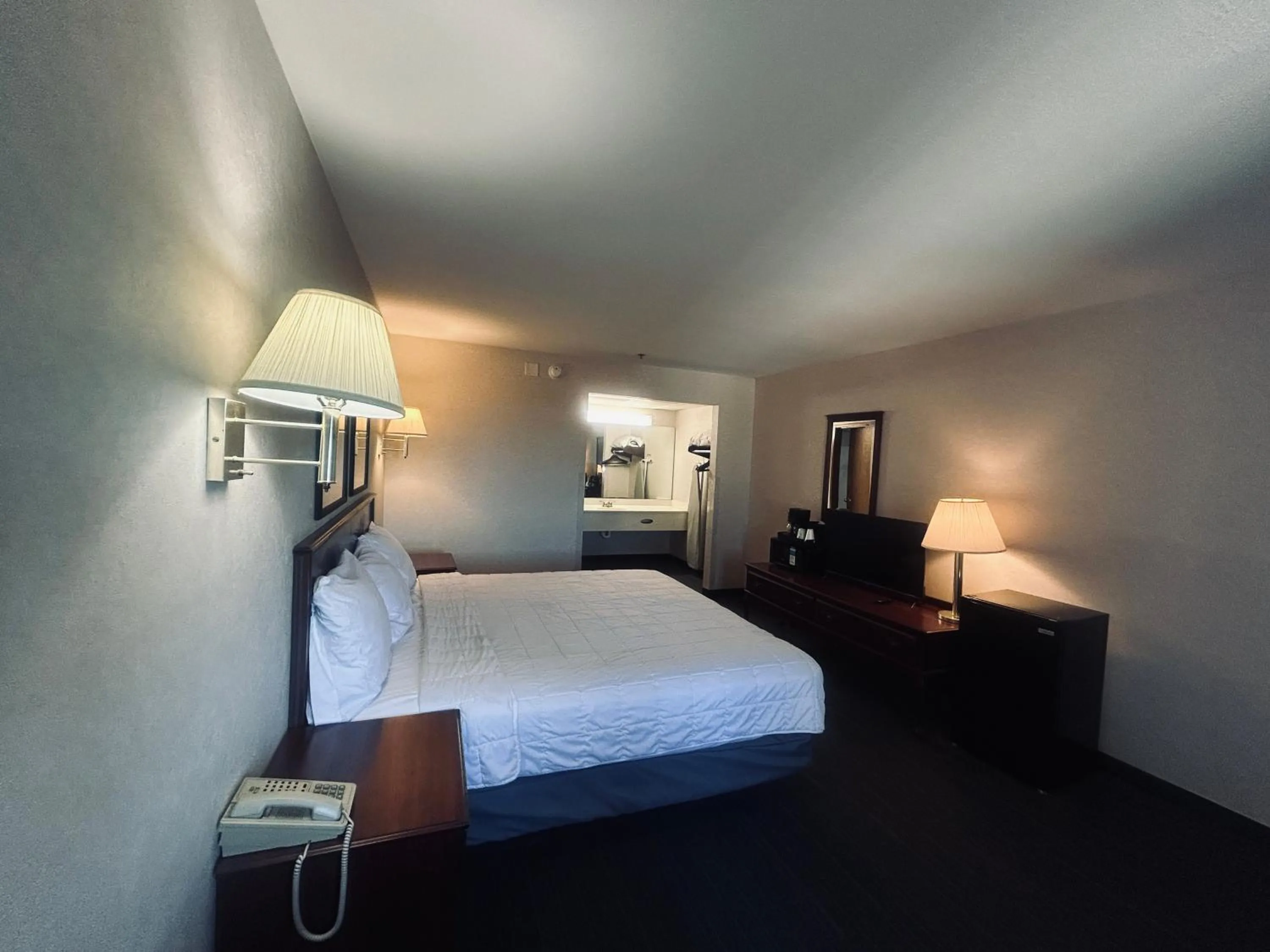 Bedroom in Osage Village Inn Near Lake Ozarks US 54