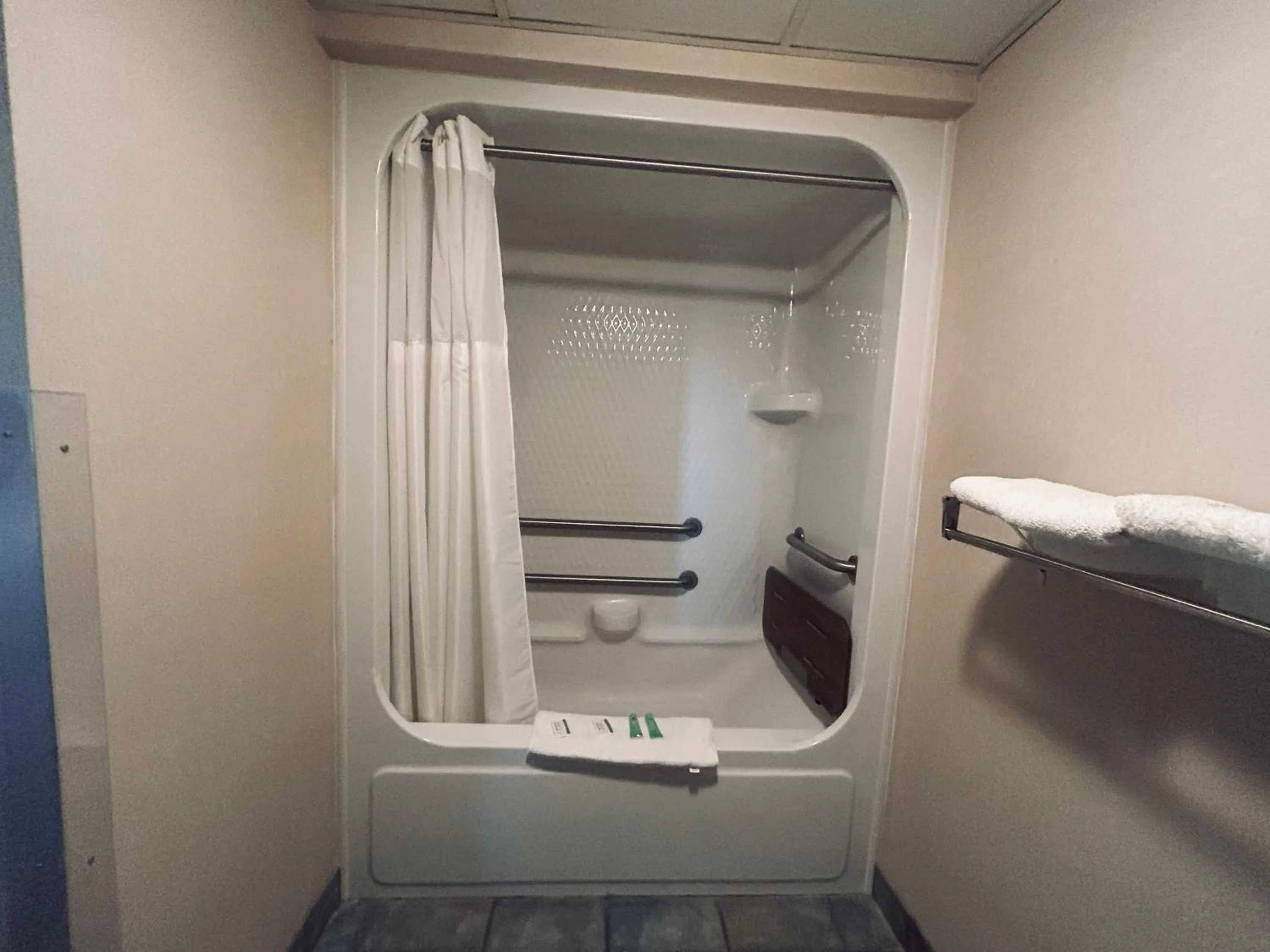 Bathroom in Osage Village Inn Near Lake Ozarks US 54