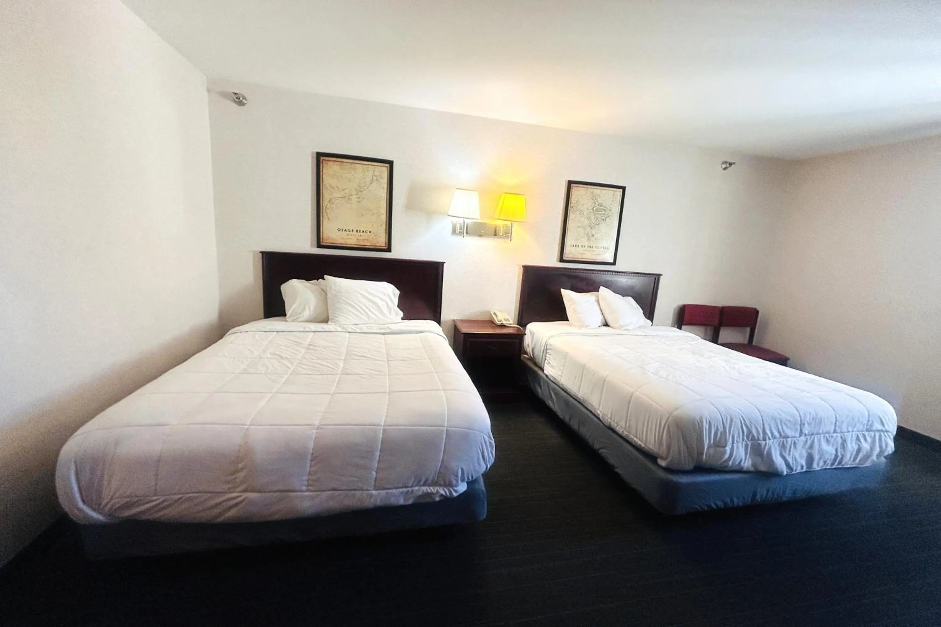 Bedroom, Bed in Osage Village Inn Near Lake Ozarks US 54