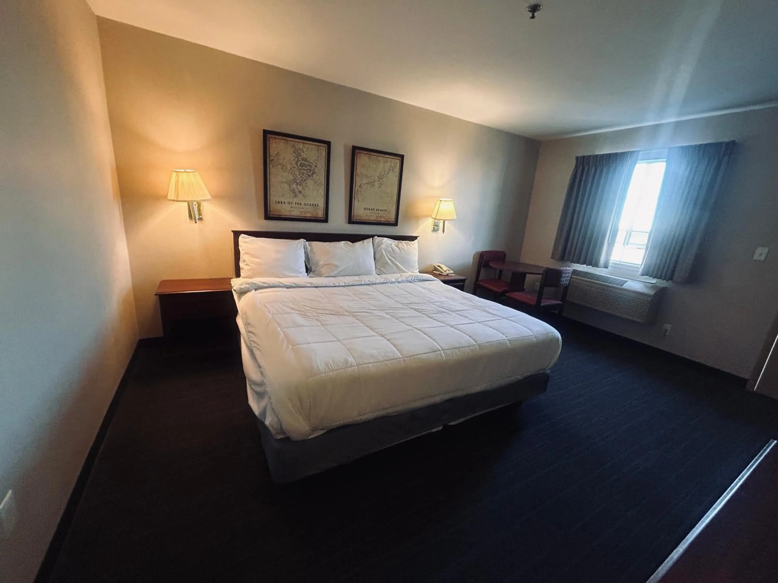 Bedroom in Osage Village Inn Near Lake Ozarks US 54