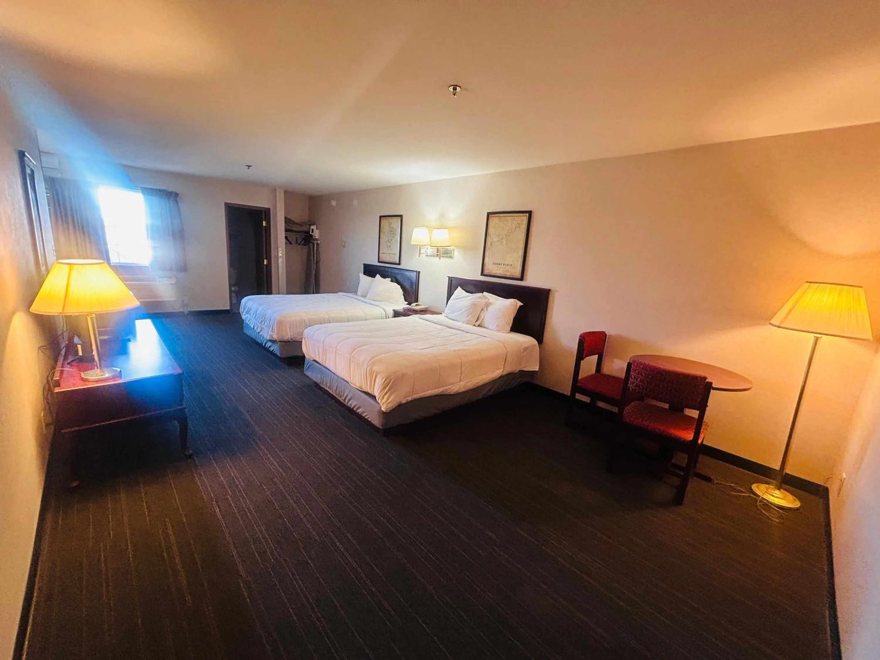 Bedroom in Osage Village Inn Near Lake Ozarks US 54