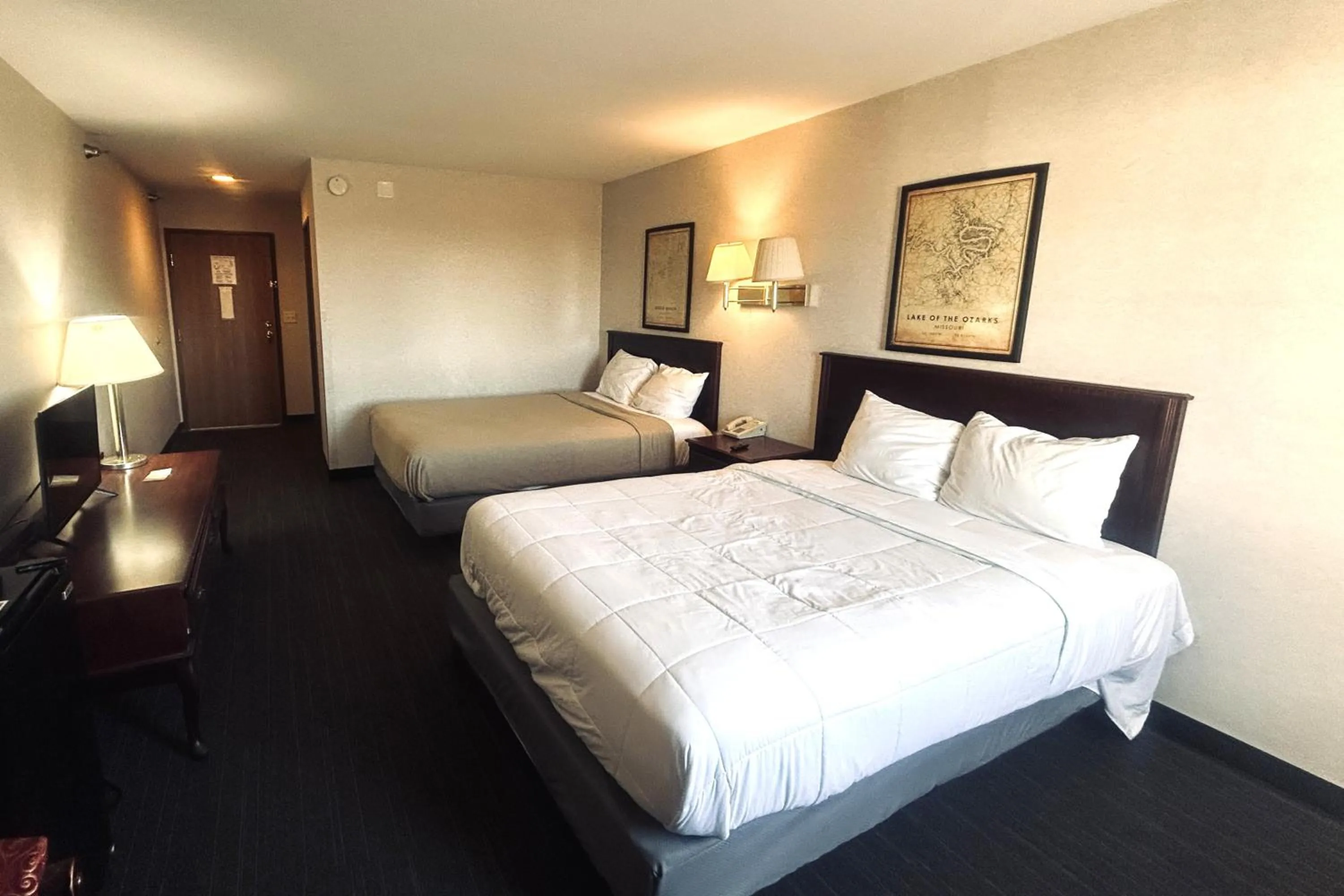 Bedroom, Bed in Osage Village Inn Near Lake Ozarks US 54