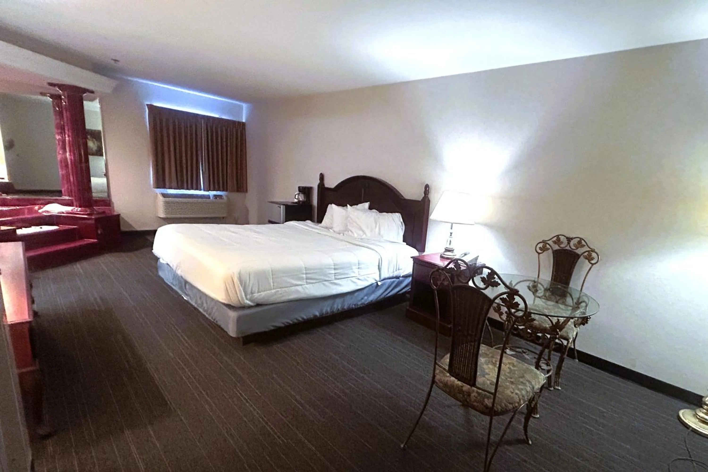 Bedroom, Bed in Osage Village Inn Near Lake Ozarks US 54