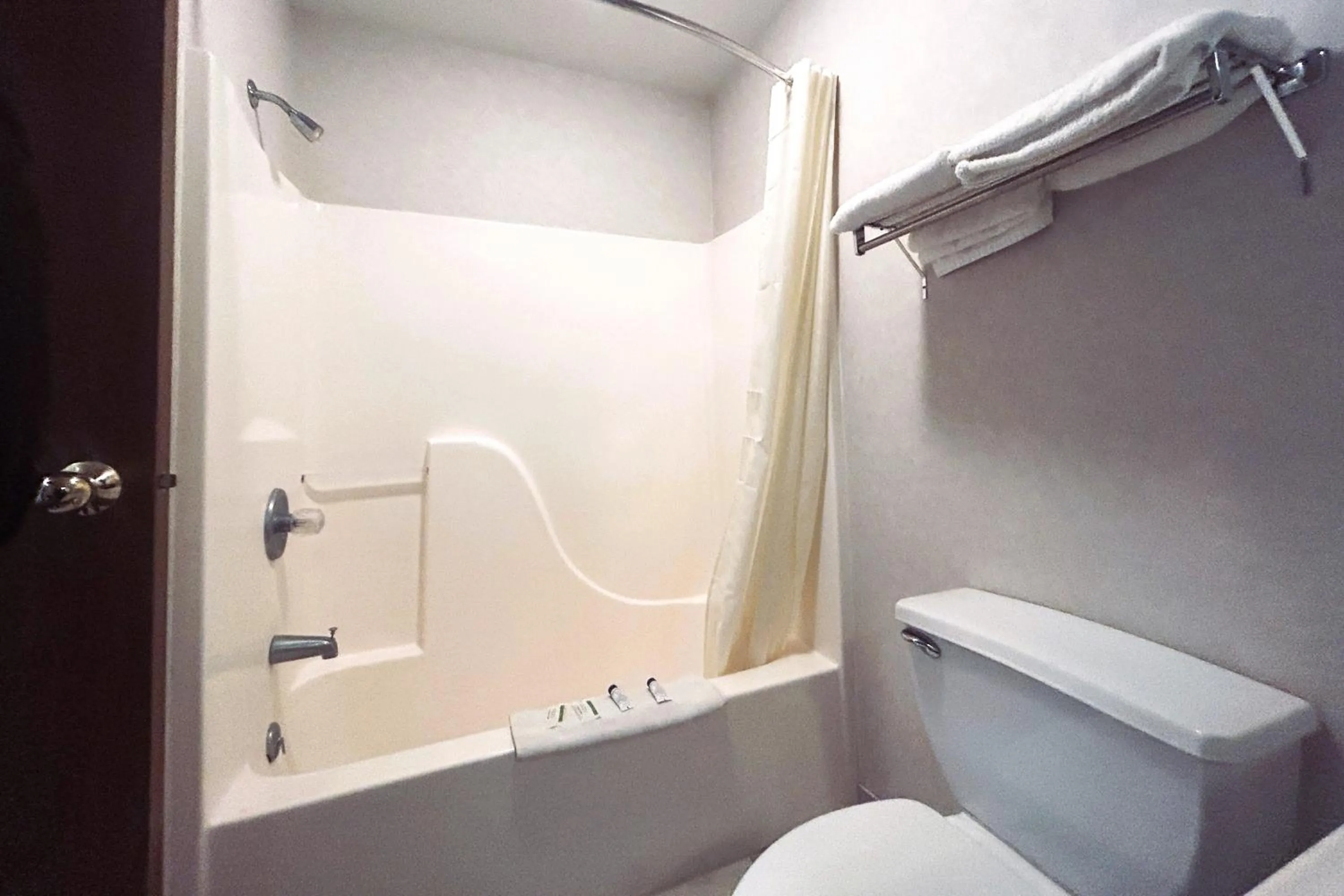 Bathroom in Osage Village Inn Near Lake Ozarks US 54