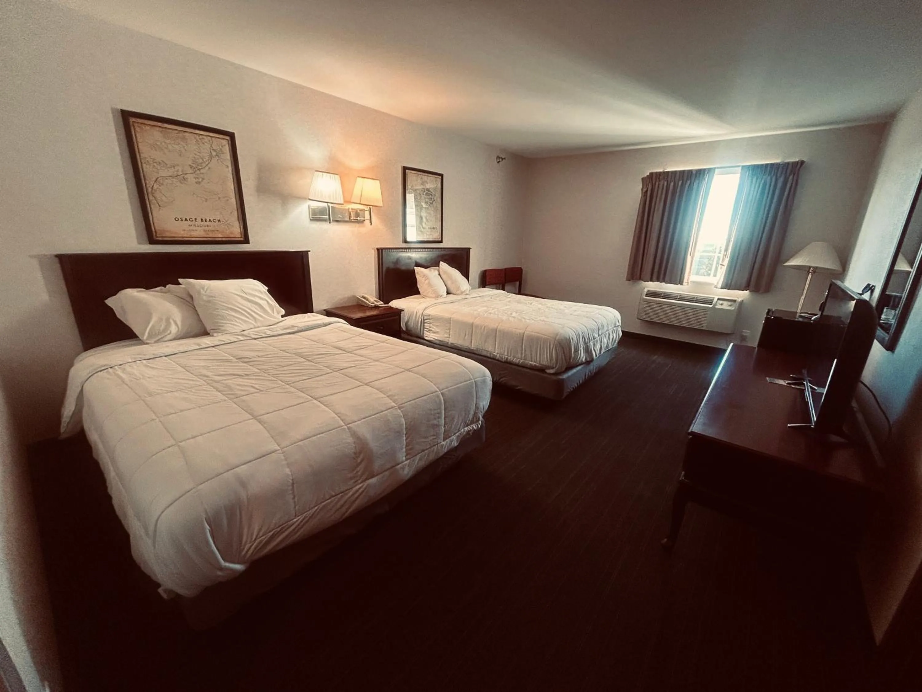 Bedroom in Osage Village Inn Near Lake Ozarks US 54