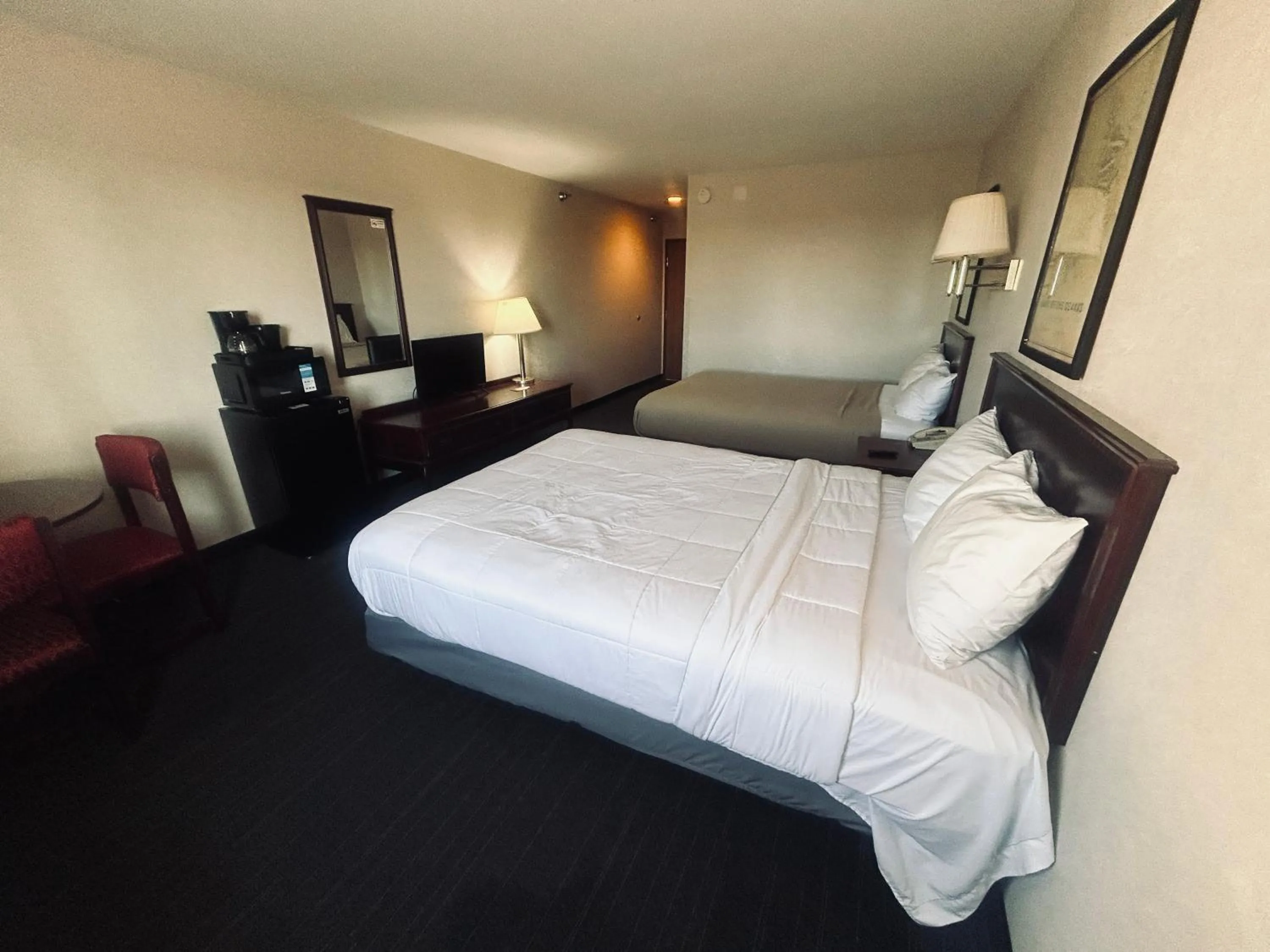 Bedroom in Osage Village Inn Near Lake Ozarks US 54