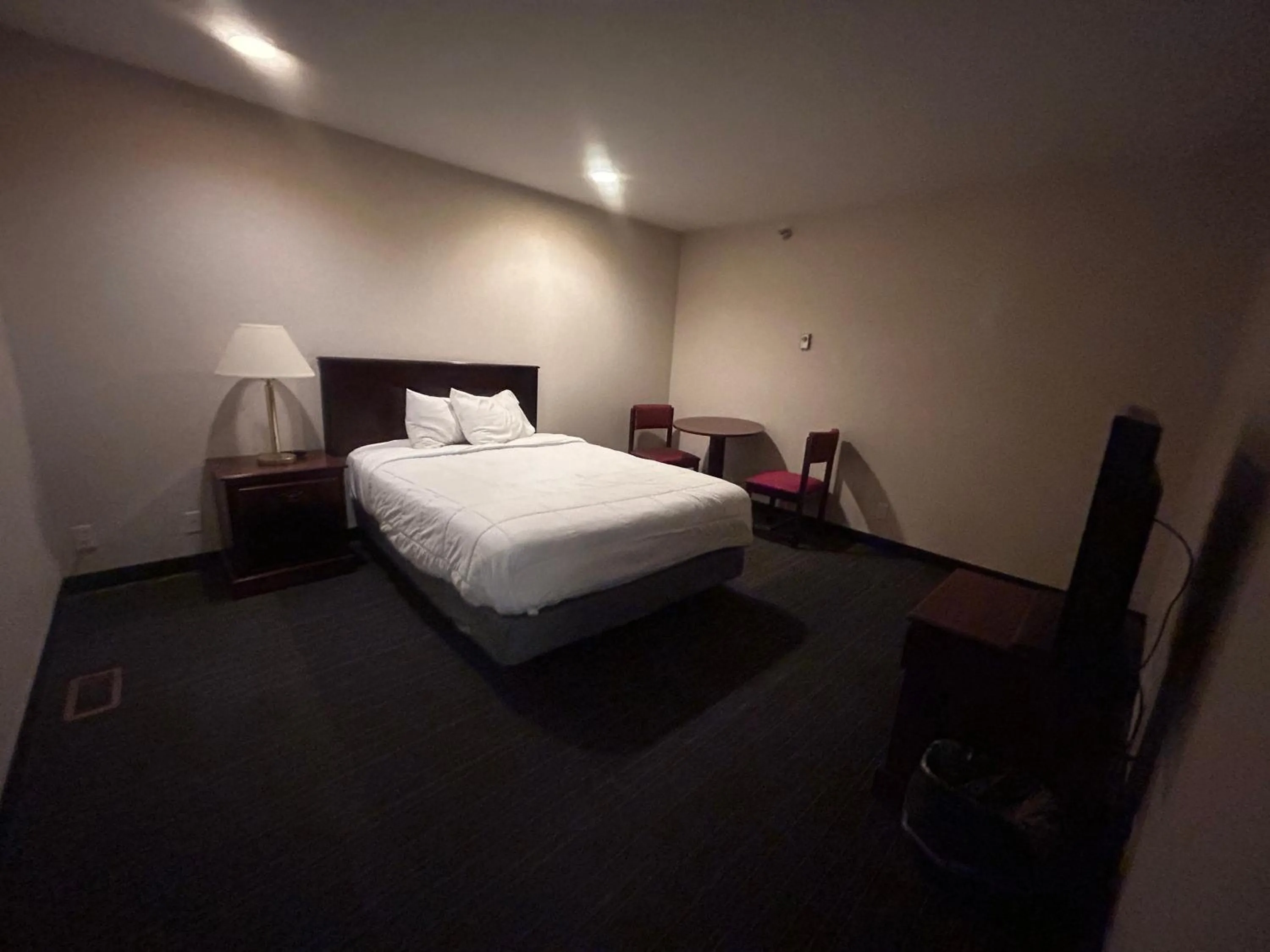 Bedroom in Osage Village Inn Near Lake Ozarks US 54