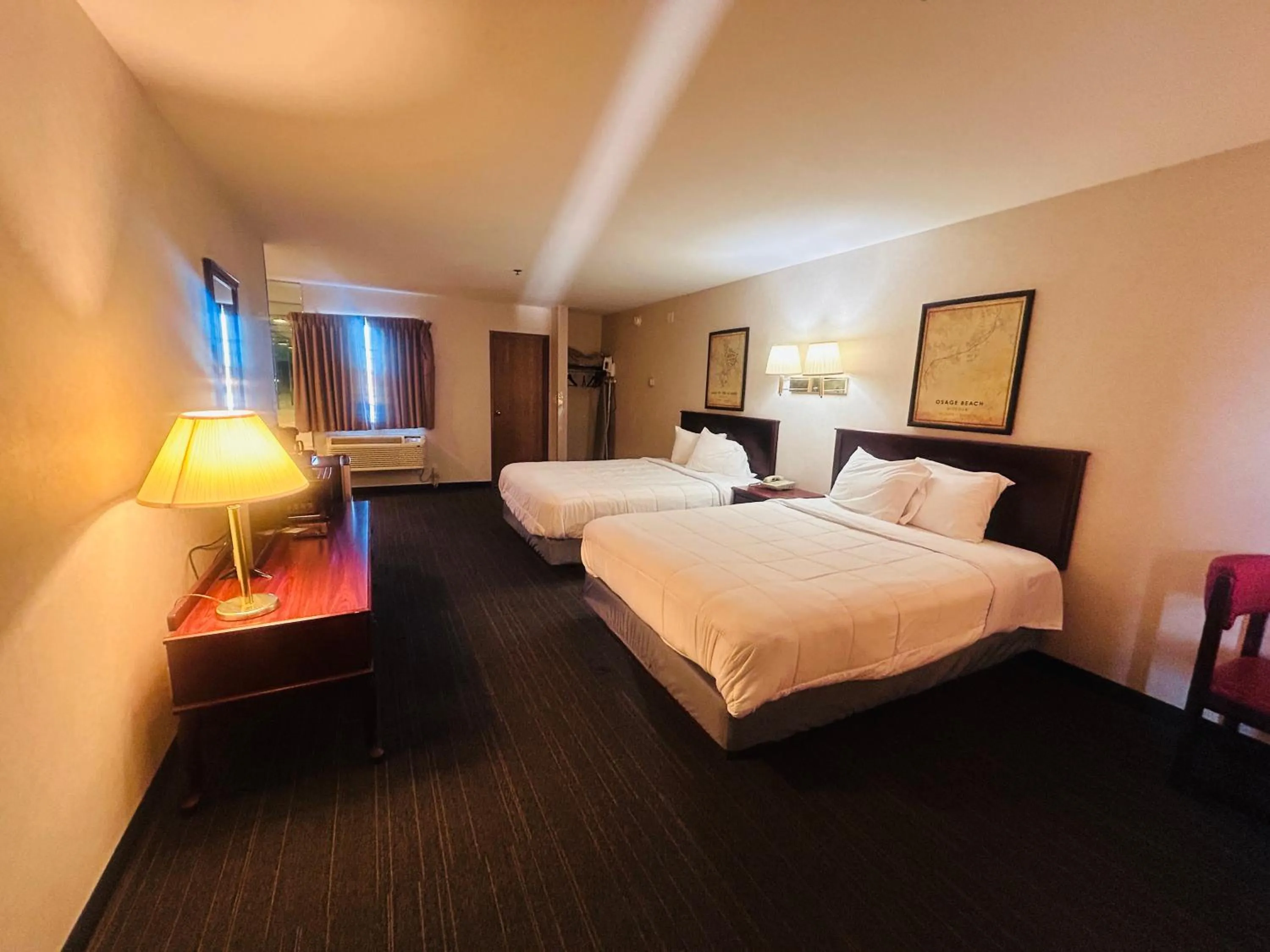 Bedroom in Osage Village Inn Near Lake Ozarks US 54