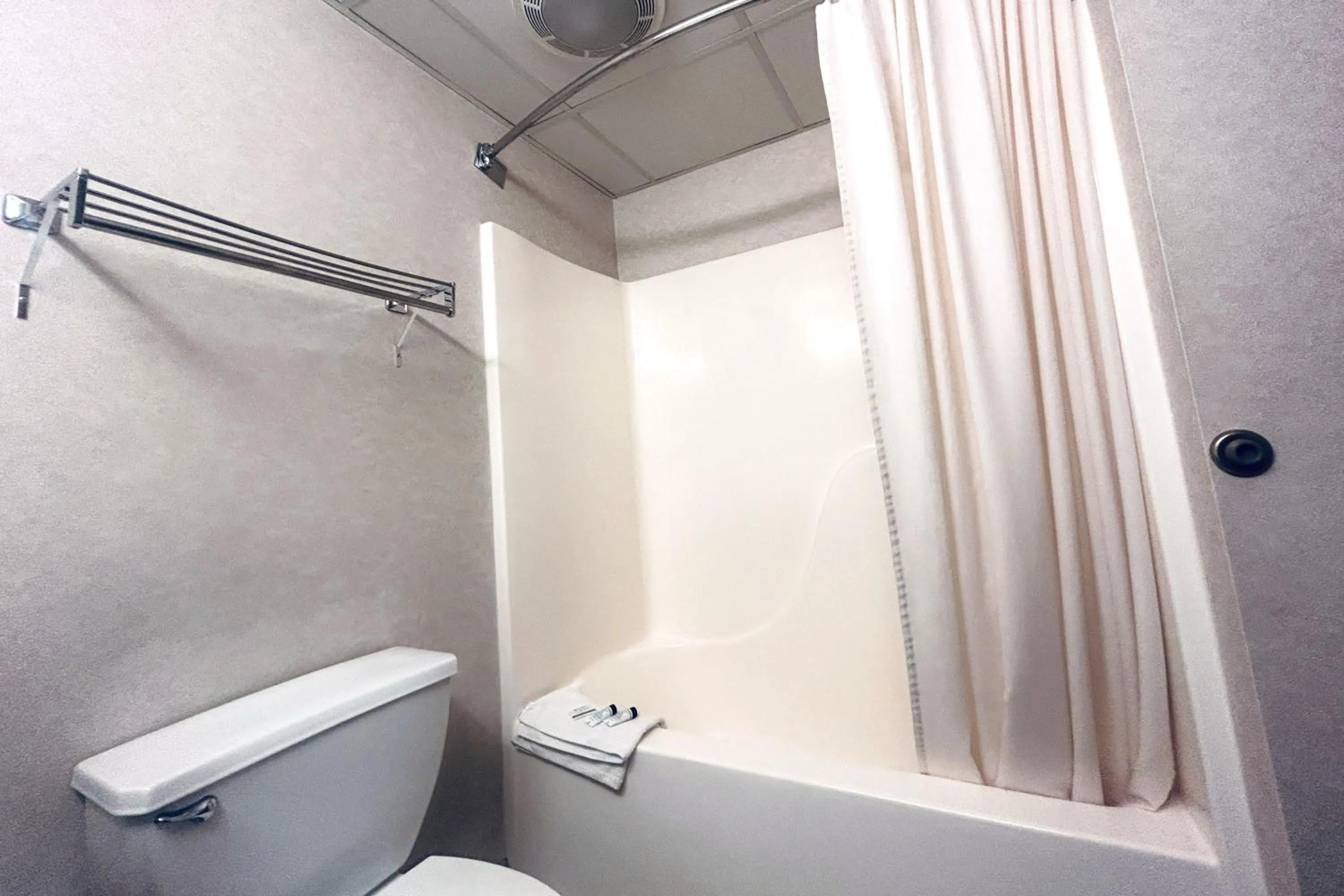 Bathroom in Osage Village Inn Near Lake Ozarks US 54