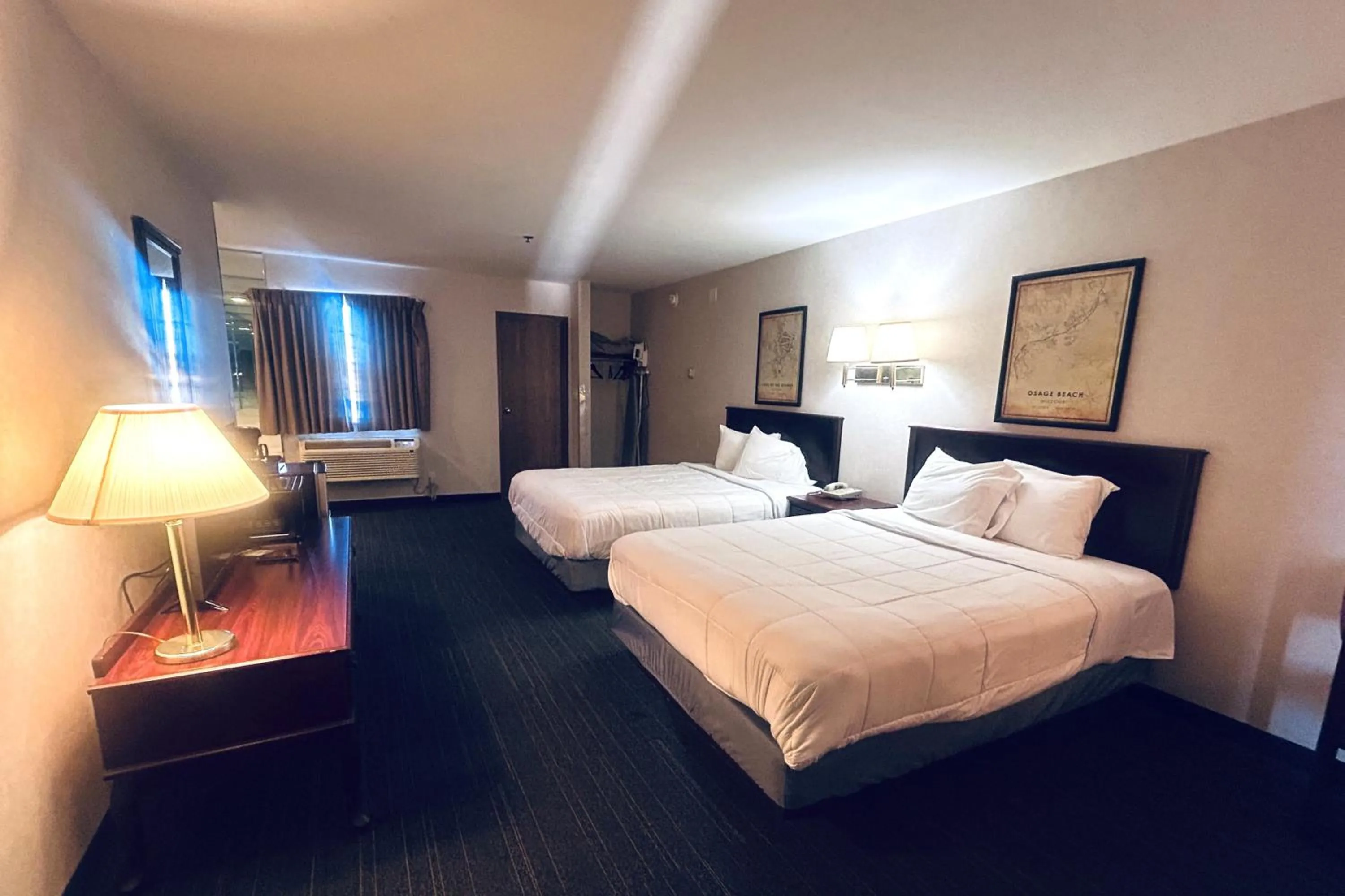 Bedroom, Bed in Osage Village Inn Near Lake Ozarks US 54