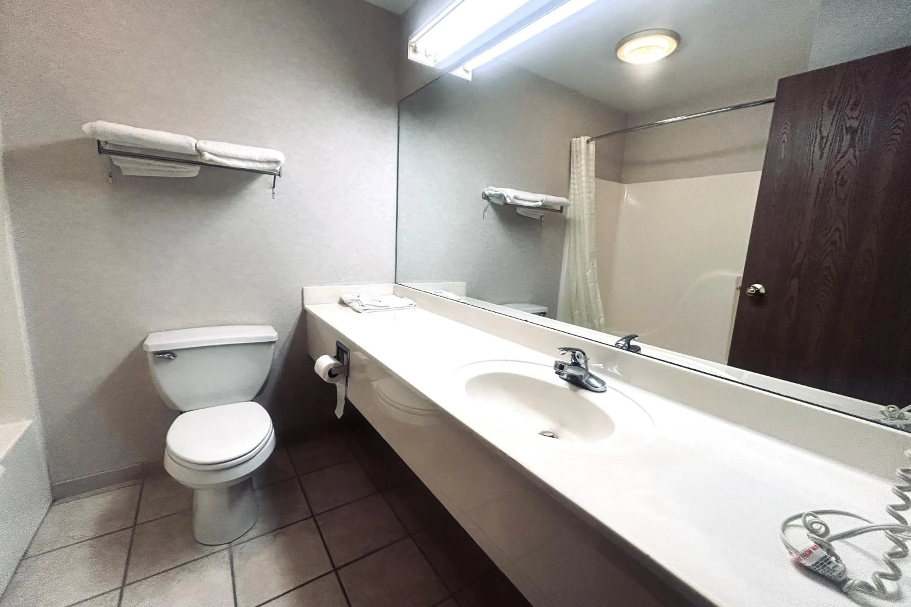 Bathroom in Osage Village Inn Near Lake Ozarks US 54