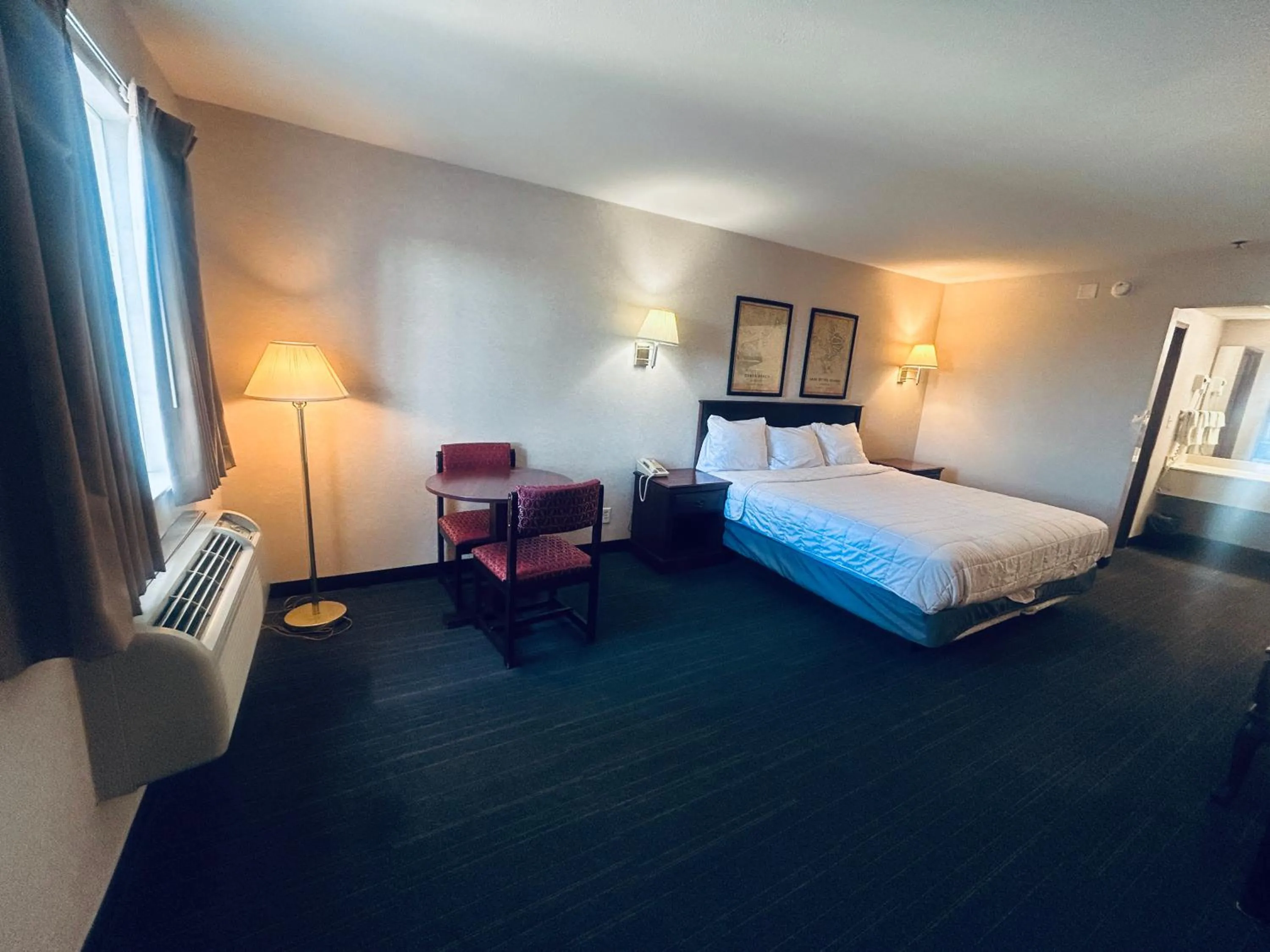 Bedroom in Osage Village Inn Near Lake Ozarks US 54