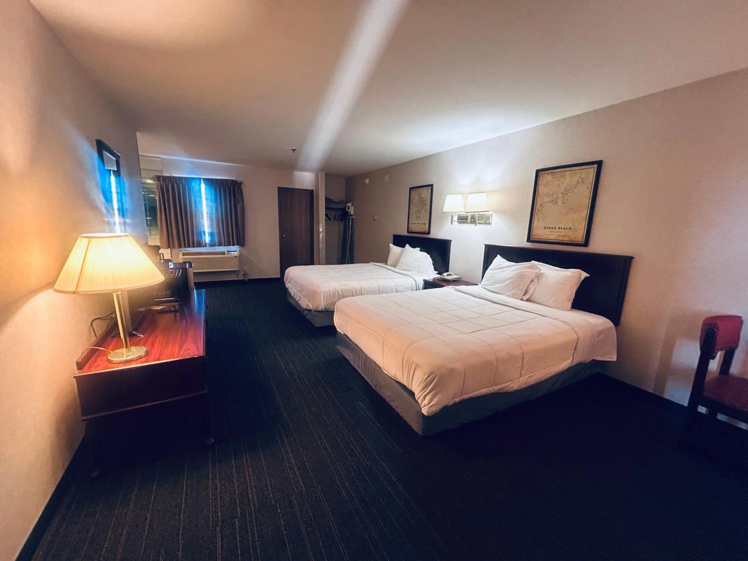 Bedroom in Osage Village Inn Near Lake Ozarks US 54