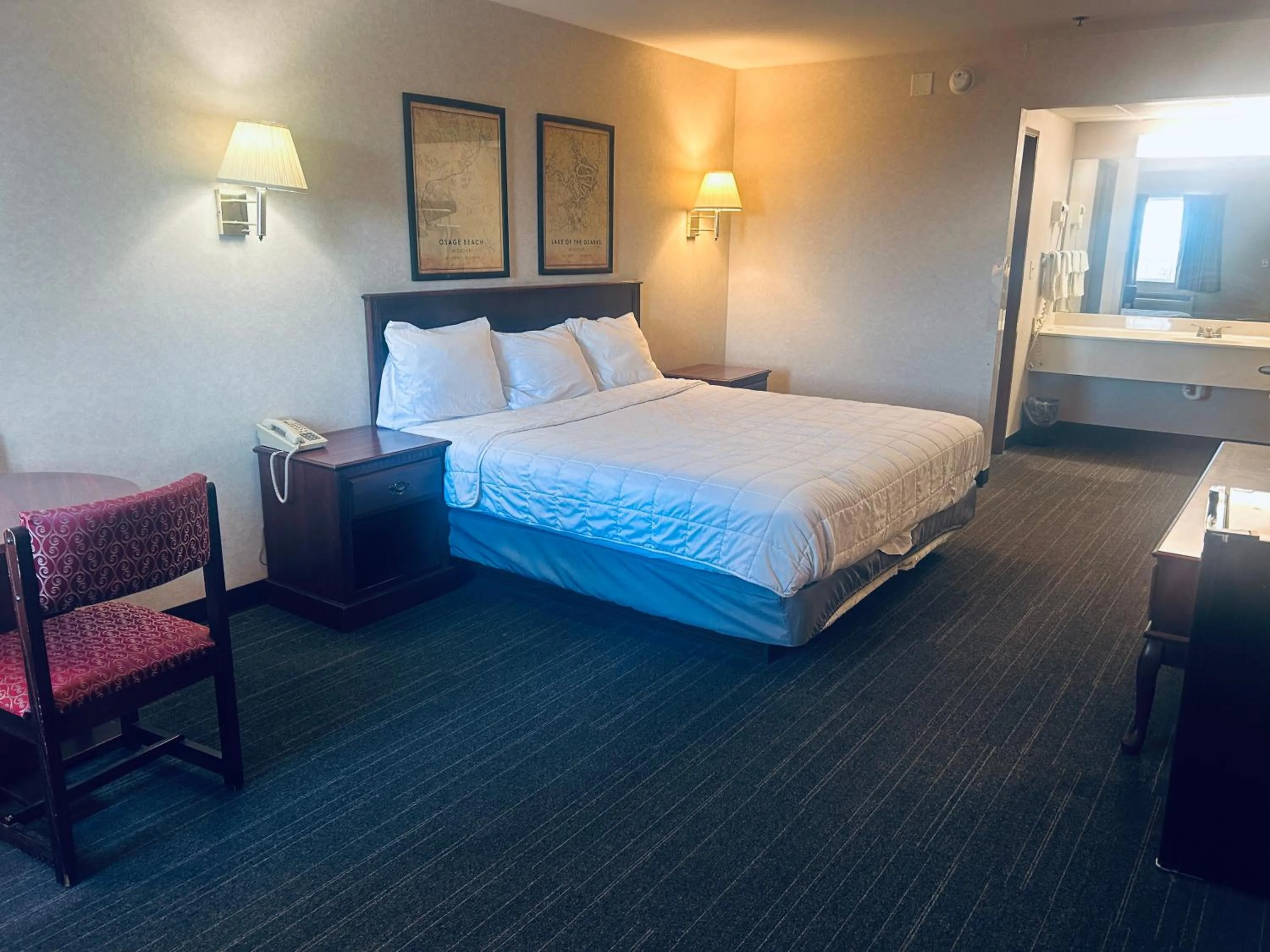 Bedroom in Osage Village Inn Near Lake Ozarks US 54