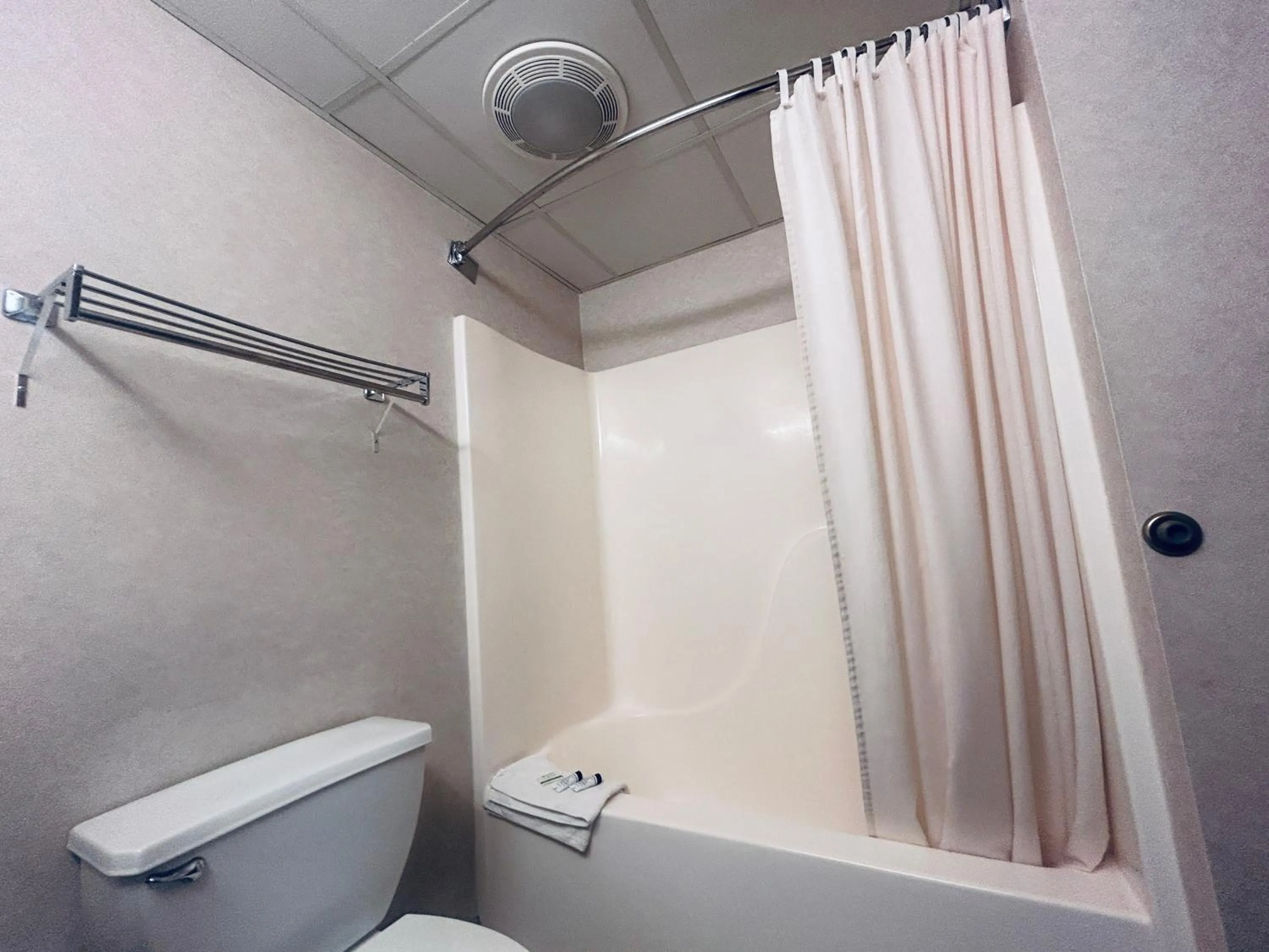 Bathroom in Osage Village Inn Near Lake Ozarks US 54