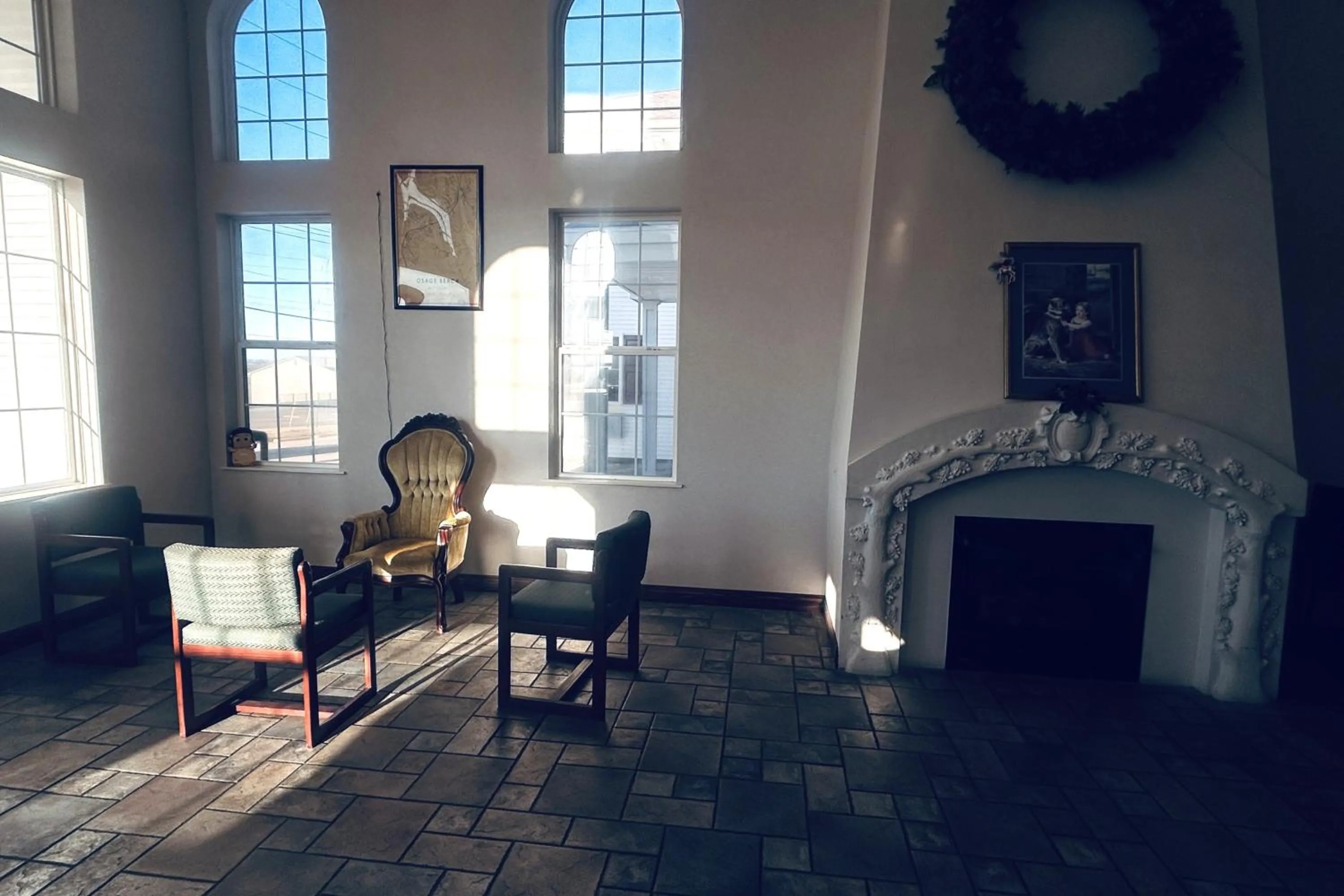 Seating area in Osage Village Inn Near Lake Ozarks US 54