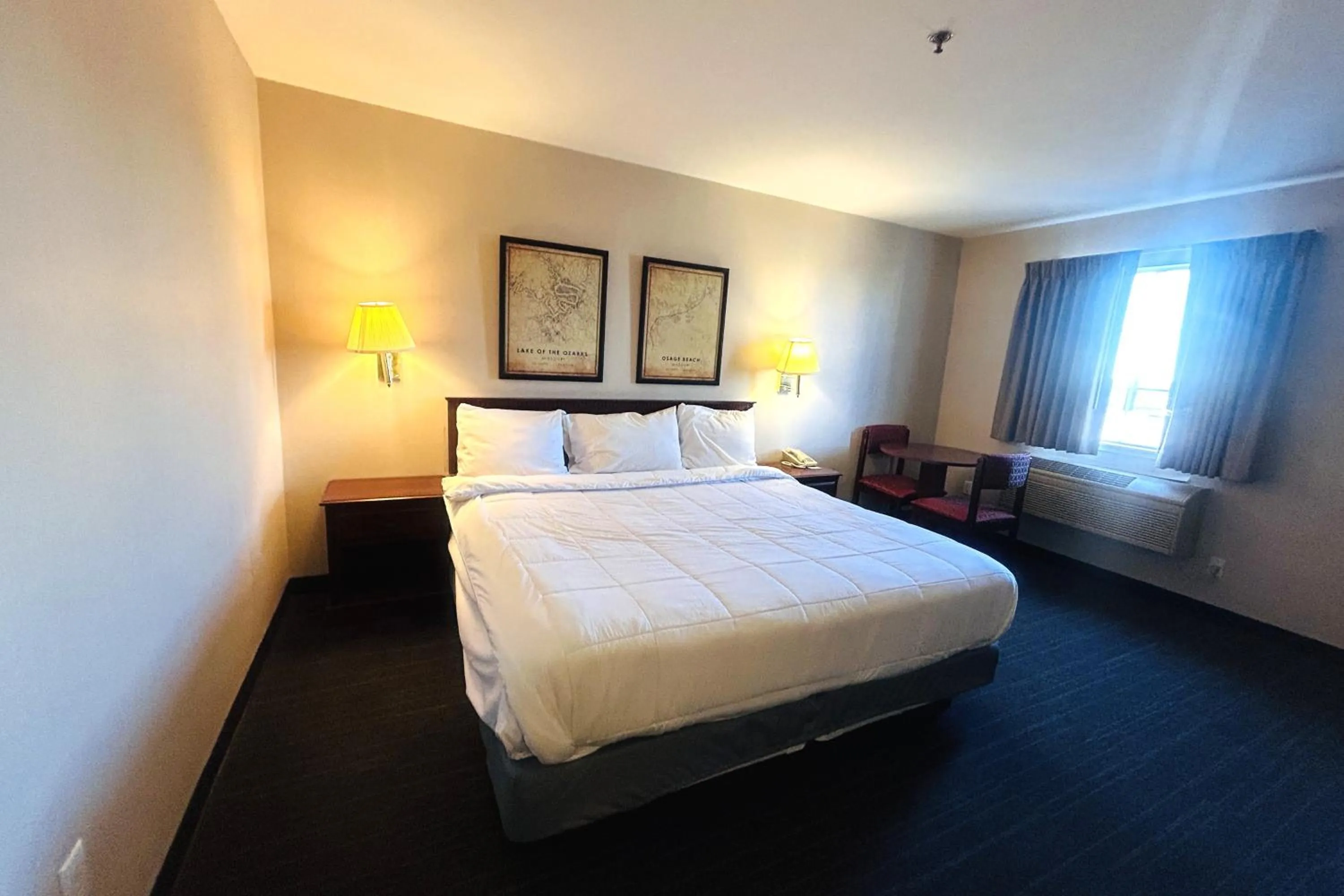 Bedroom, Bed in Osage Village Inn Near Lake Ozarks US 54