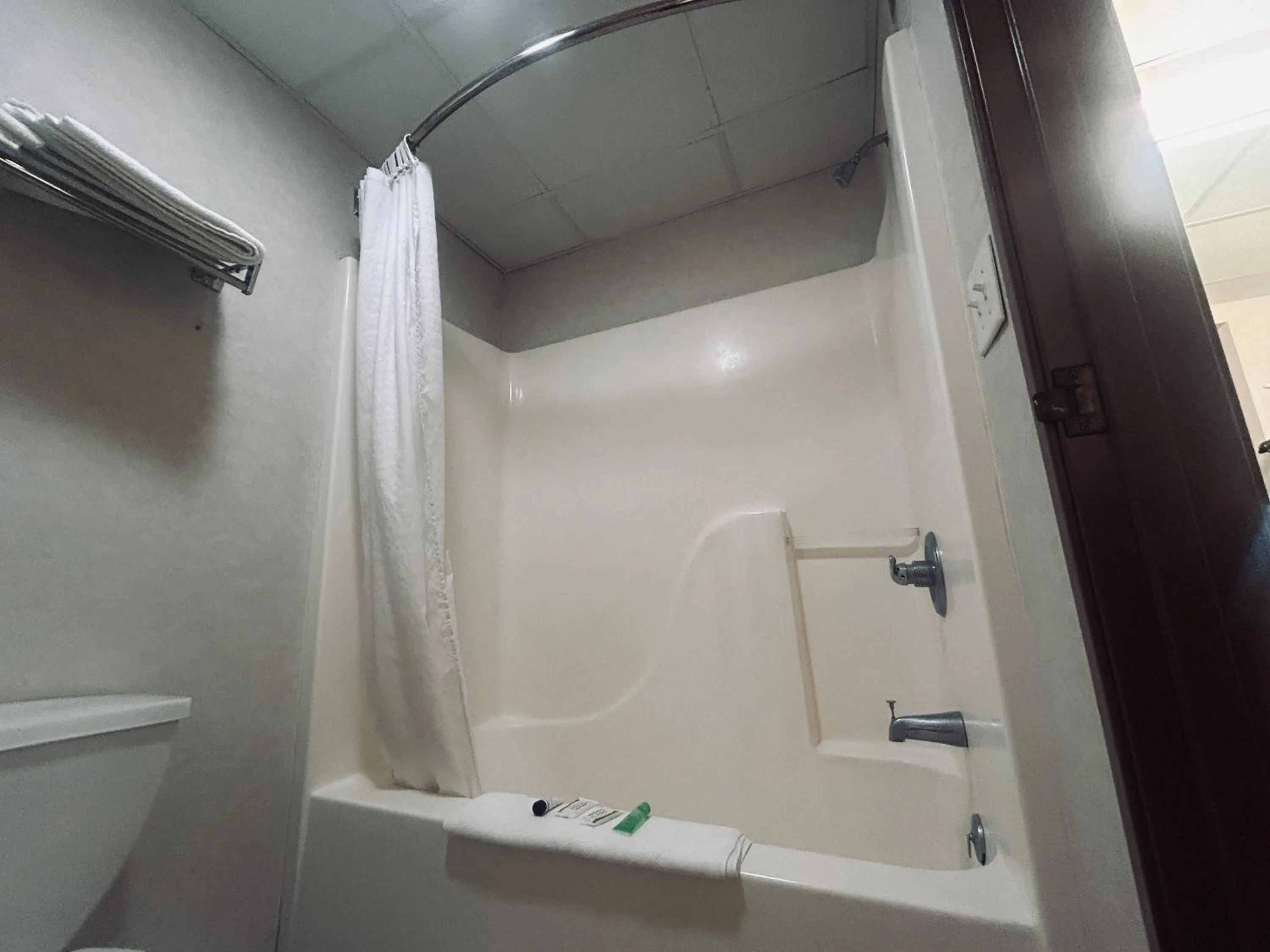 Bathroom in Osage Village Inn Near Lake Ozarks US 54