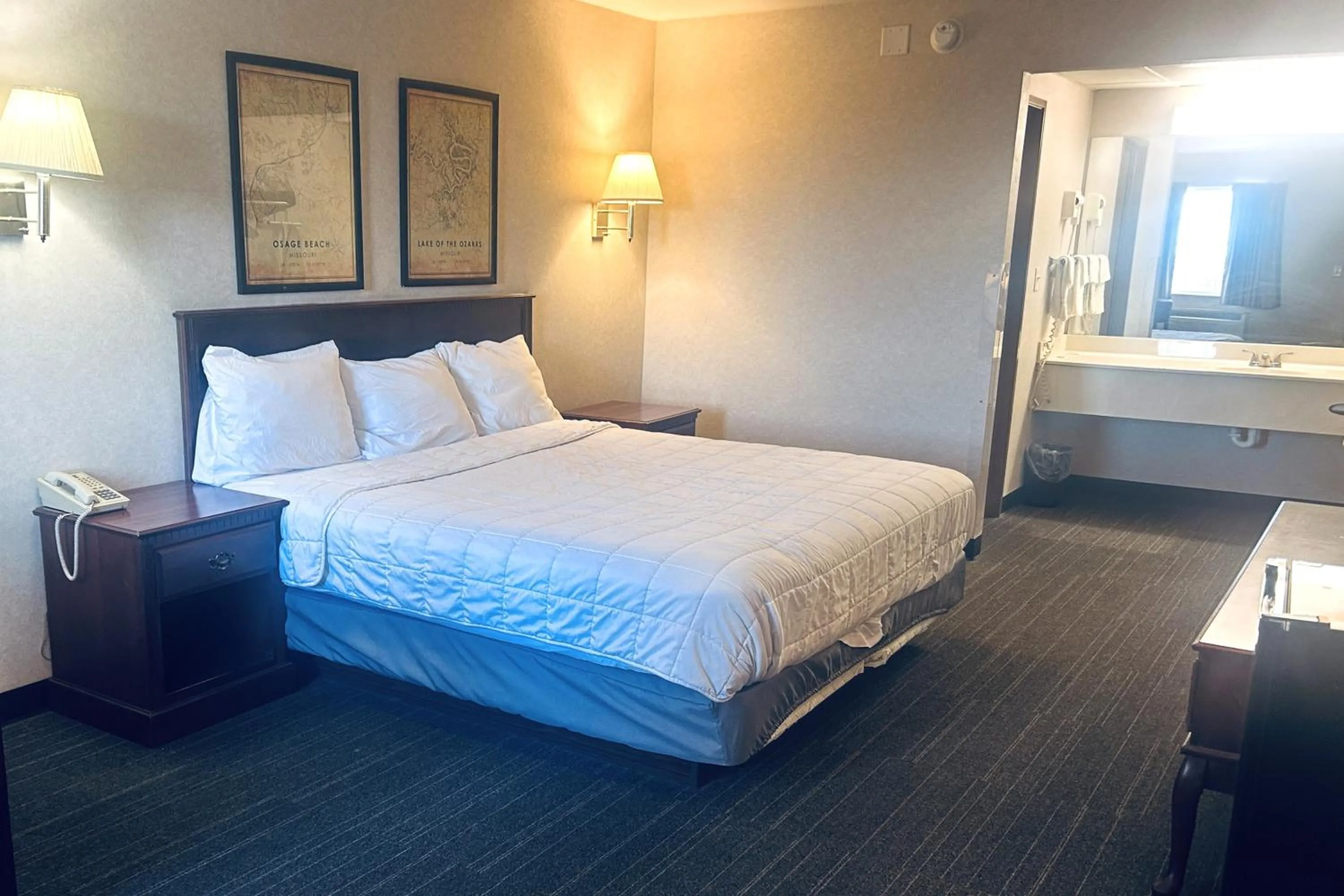 Bedroom, Bed in Osage Village Inn Near Lake Ozarks US 54