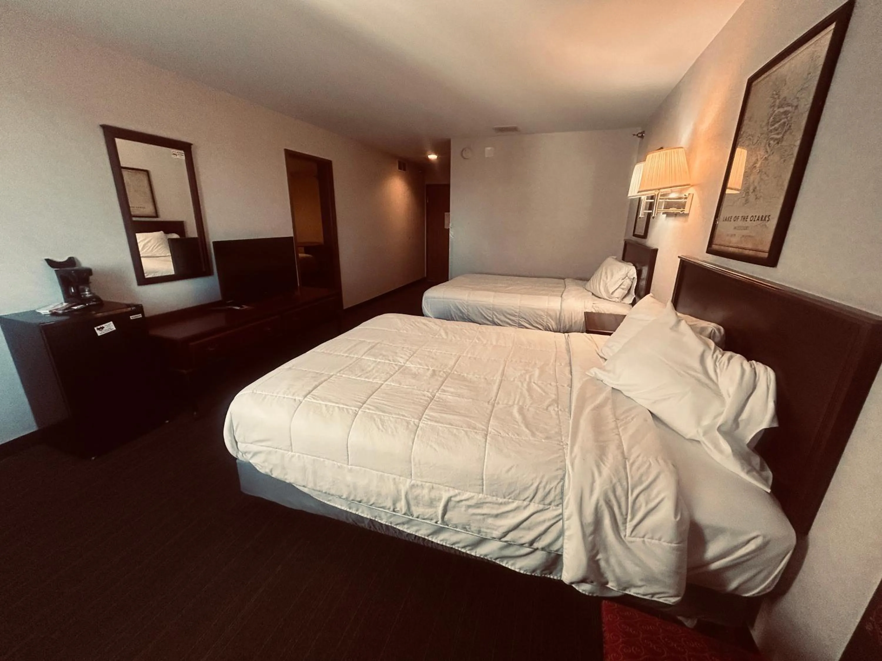 Bedroom in Osage Village Inn Near Lake Ozarks US 54