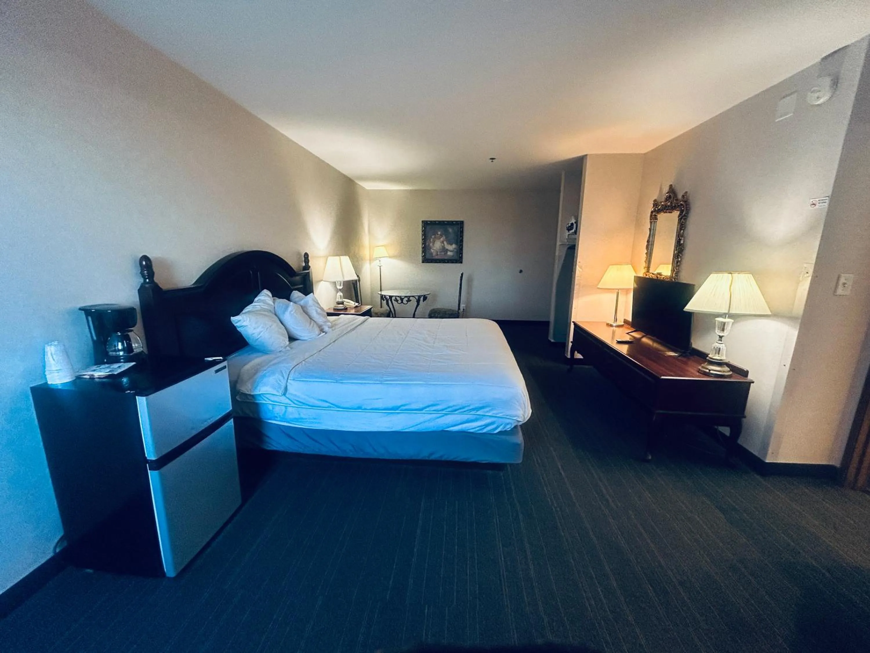 Bedroom in Osage Village Inn Near Lake Ozarks US 54