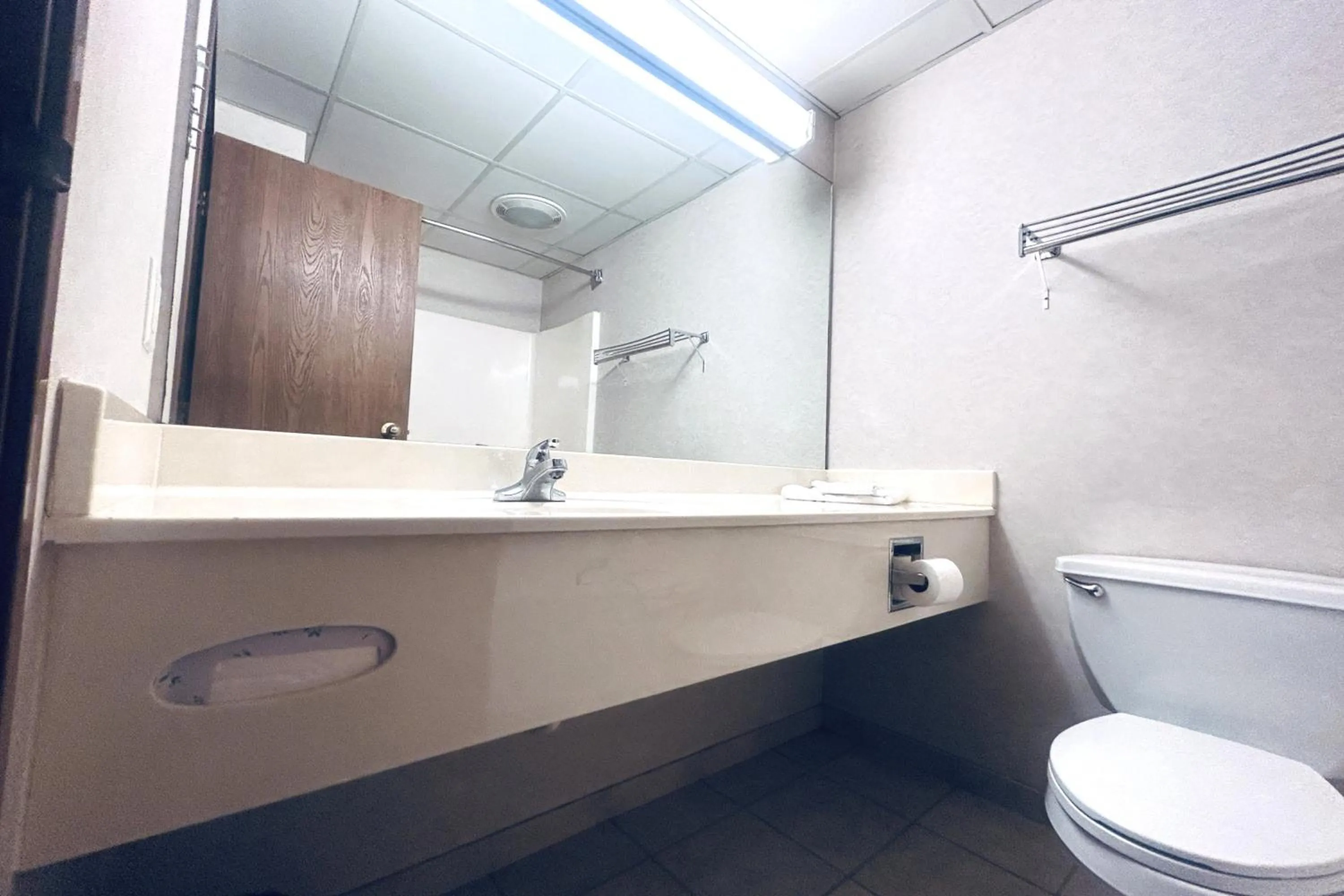 Bathroom in Osage Village Inn Near Lake Ozarks US 54